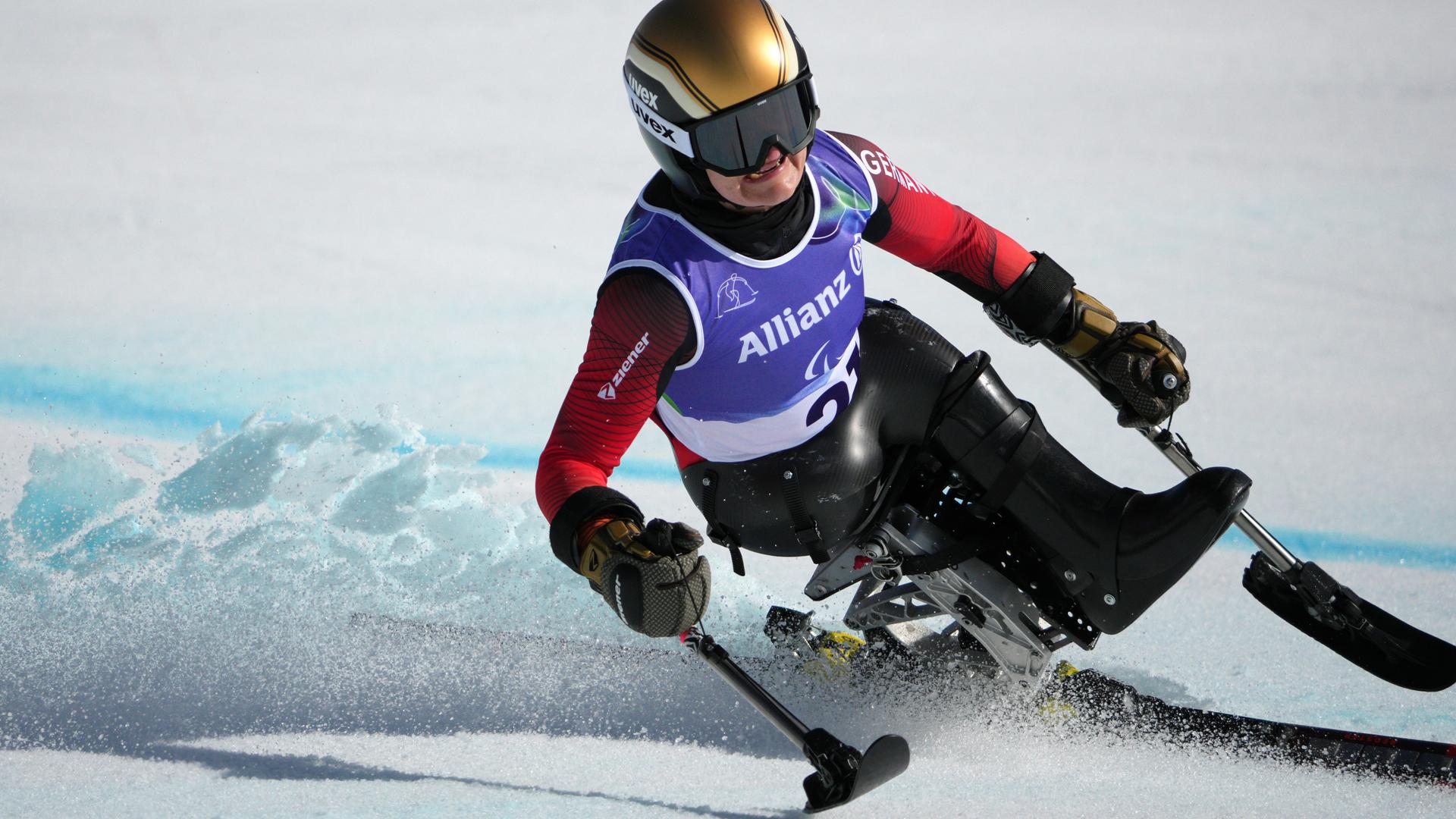 Anna-Lena Forster ist im alpinen Skisport in Aktion bei den Winter-Paralympics 2026.