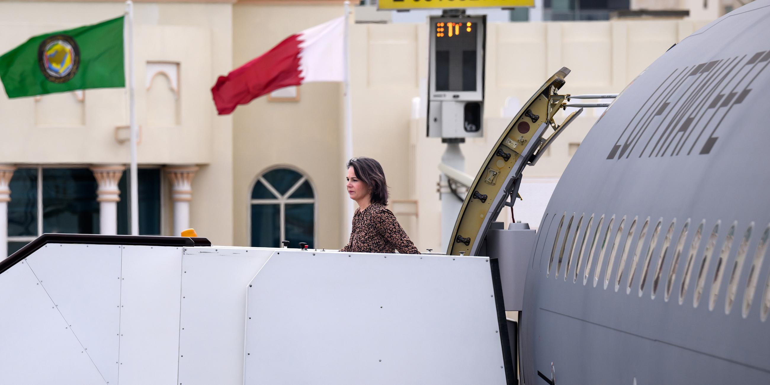 Annalena Baerbock (Bündnis 90/Die Grünen), Außenministerin, steigt auf dem Doha International Airport aus einem Flugzeug der Flugbereitschaft der Bundeswehr. 