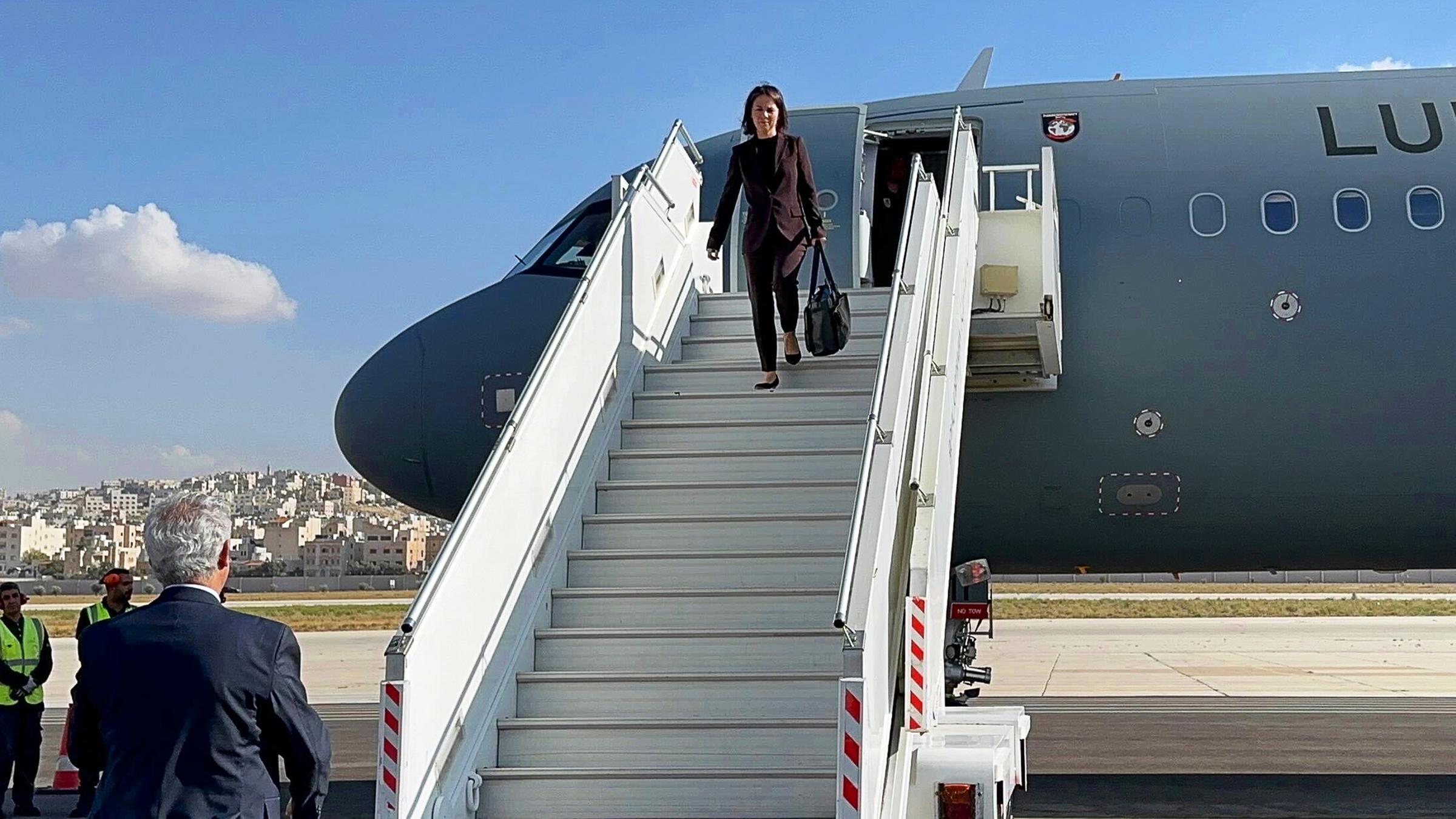 Annalena Baerbock kommt am 19.10.2023 am Flughafen der jordanischen Hauptstadt an. 