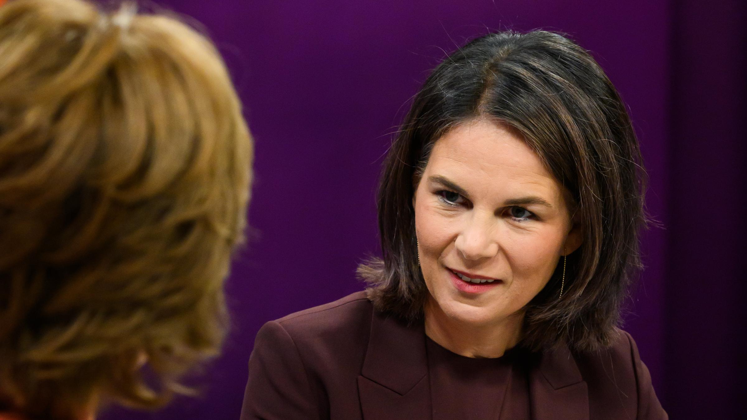 von links.: Maybrit Illner, Annalena Baerbock