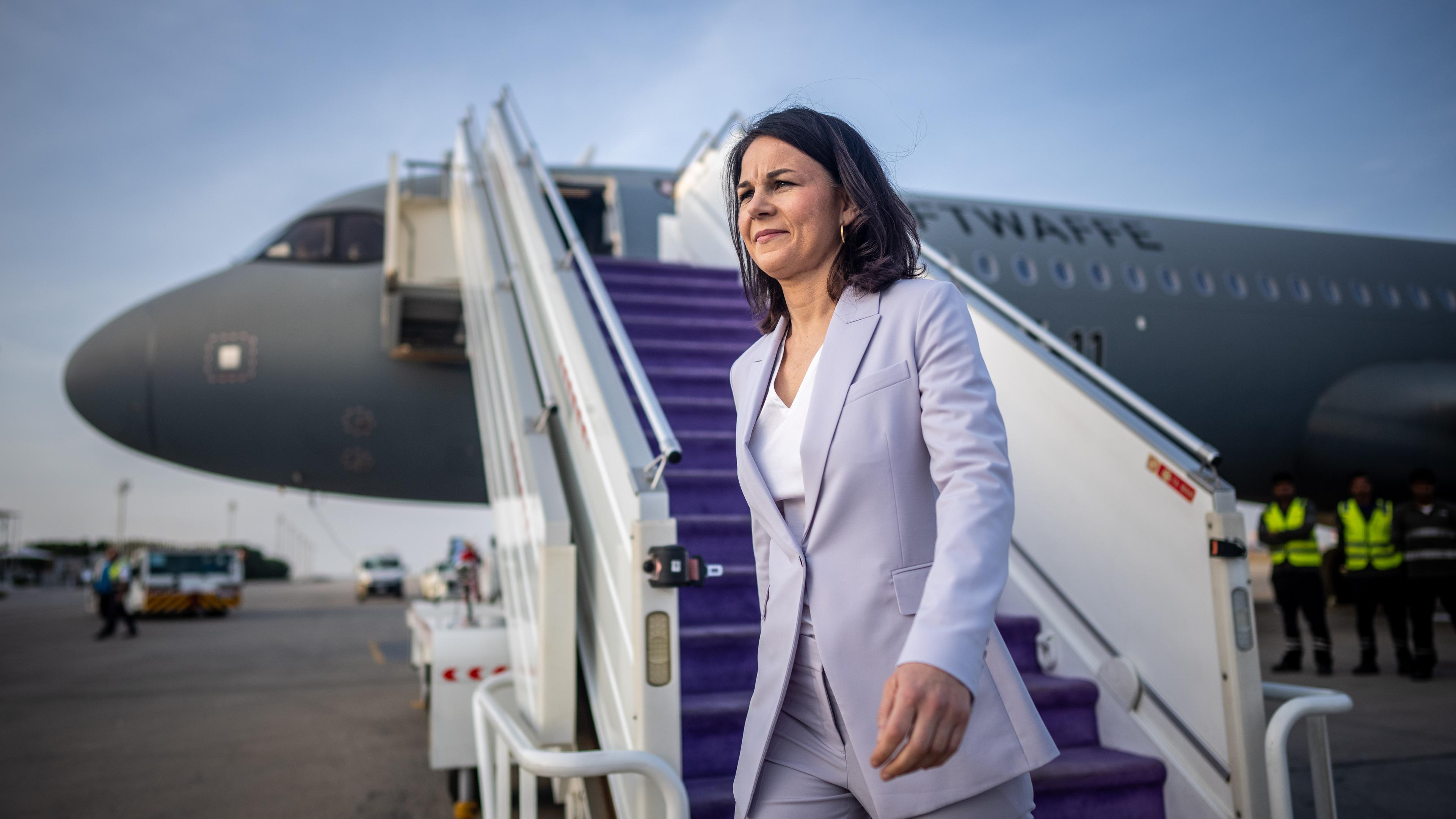 Saudi-Arabien, Dschidda: Annalena Baerbock (Bündnis90/Die Grünen), Außenministerin, steigt aus dem A321LR der Flugbereitschaft auf dem Flugplatz in Dschidda.