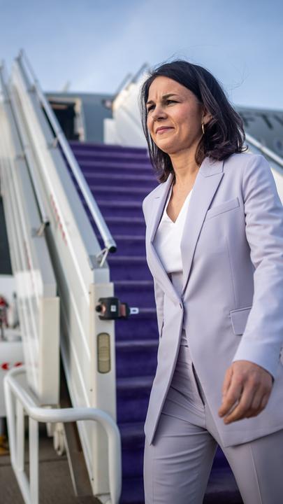 Saudi-Arabien, Dschidda: Annalena Baerbock (Bündnis90/Die Grünen), Außenministerin, steigt aus dem A321LR der Flugbereitschaft auf dem Flugplatz in Dschidda.