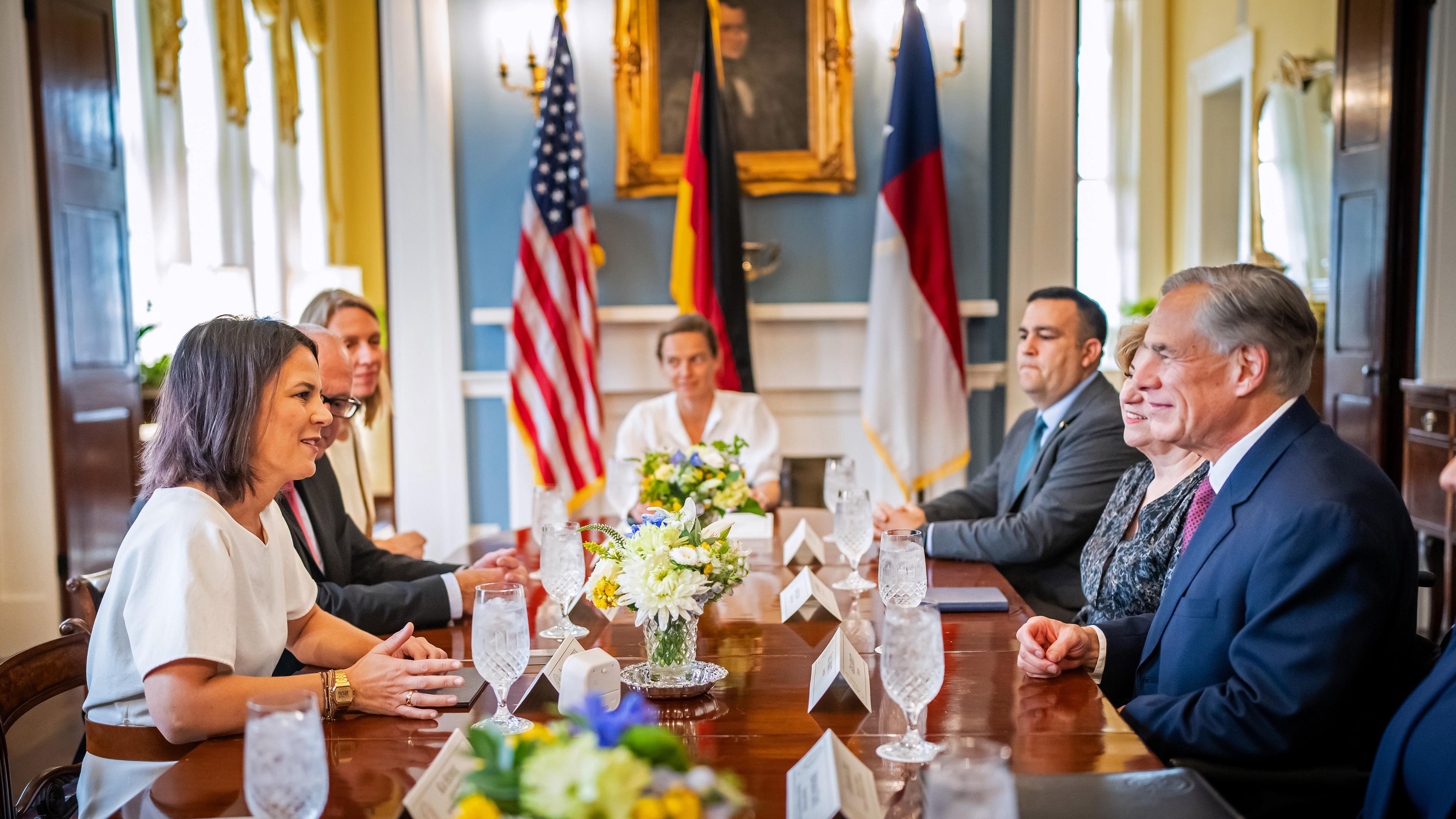 Außenministerin Annalena Baerbock spricht mit Greg Abbott (r), Gouverneur von Texas, aufgenommen am 12.09.2023 in Austin (Texas, USA)
