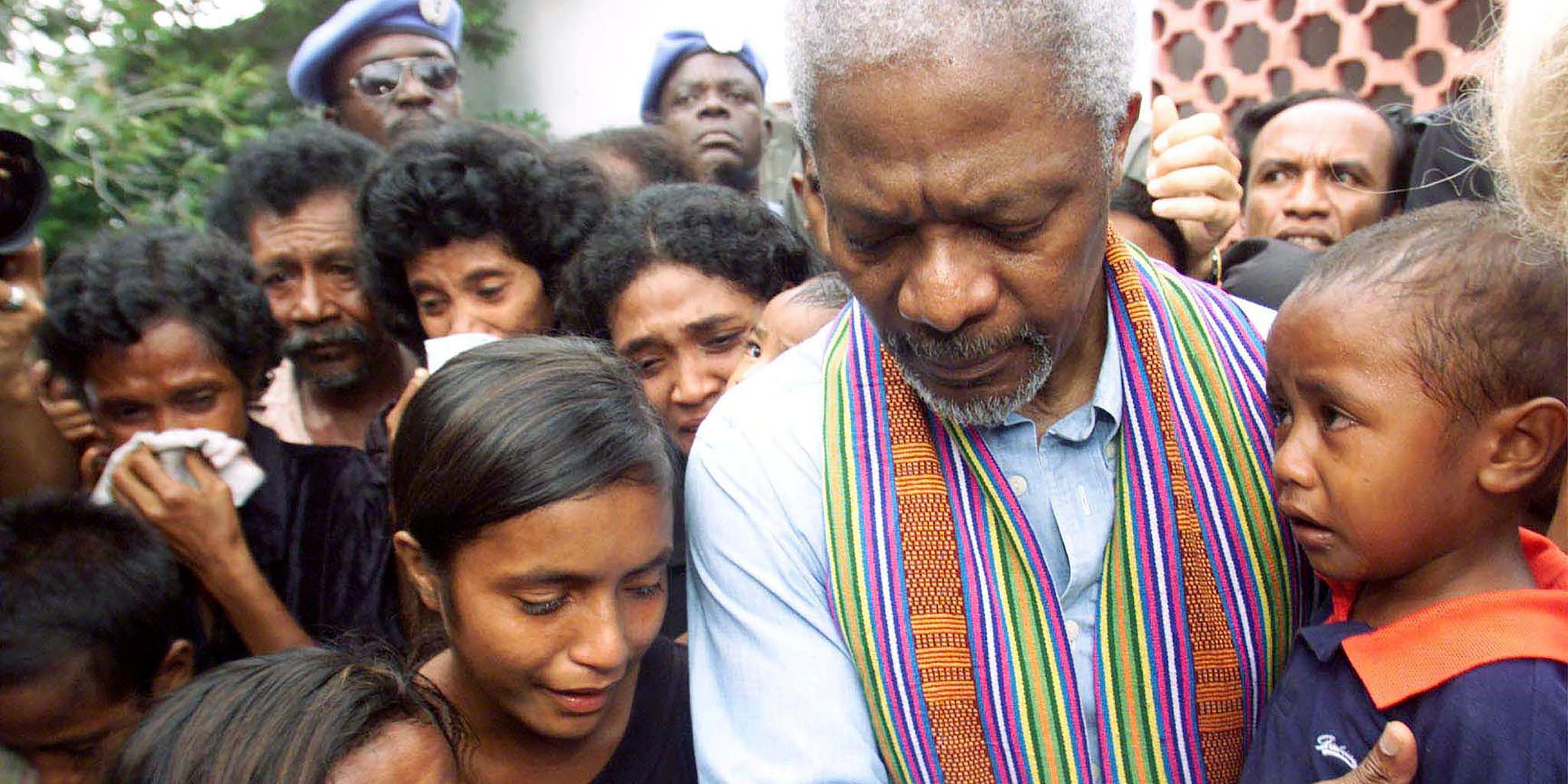 Kofi Annan tröstet Familienmitglieder der Opfer des Massakers durch pro-indonesische Miliz in Liquisa