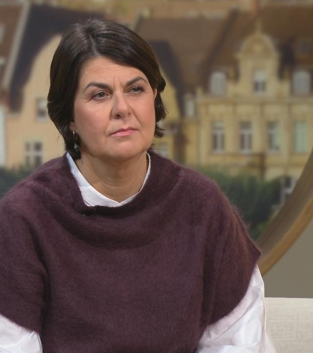 Anne Brühl sitzt auf der Volle Kanne Couch
