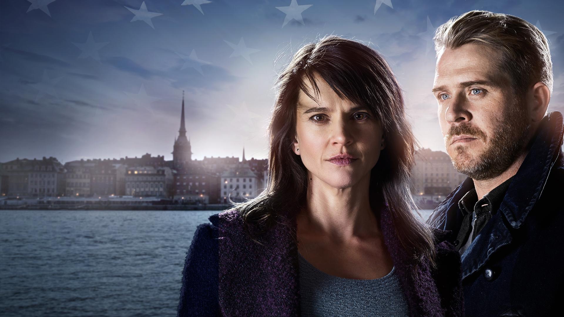 "Anne Holt: Der Mörder in uns": Montage der Schauspieler Henrik Norlén und Melinda Kinnaman vor der Küstenskyline von Stockholm. Der Himmel erscheint als US-amerikanische Flagge.