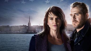 "Anne Holt: Der Mörder in uns": Montage der Schauspieler Henrik Norlén und Melinda Kinnaman vor der Küstenskyline von Stockholm. Der Himmel erscheint als US-amerikanische Flagge.