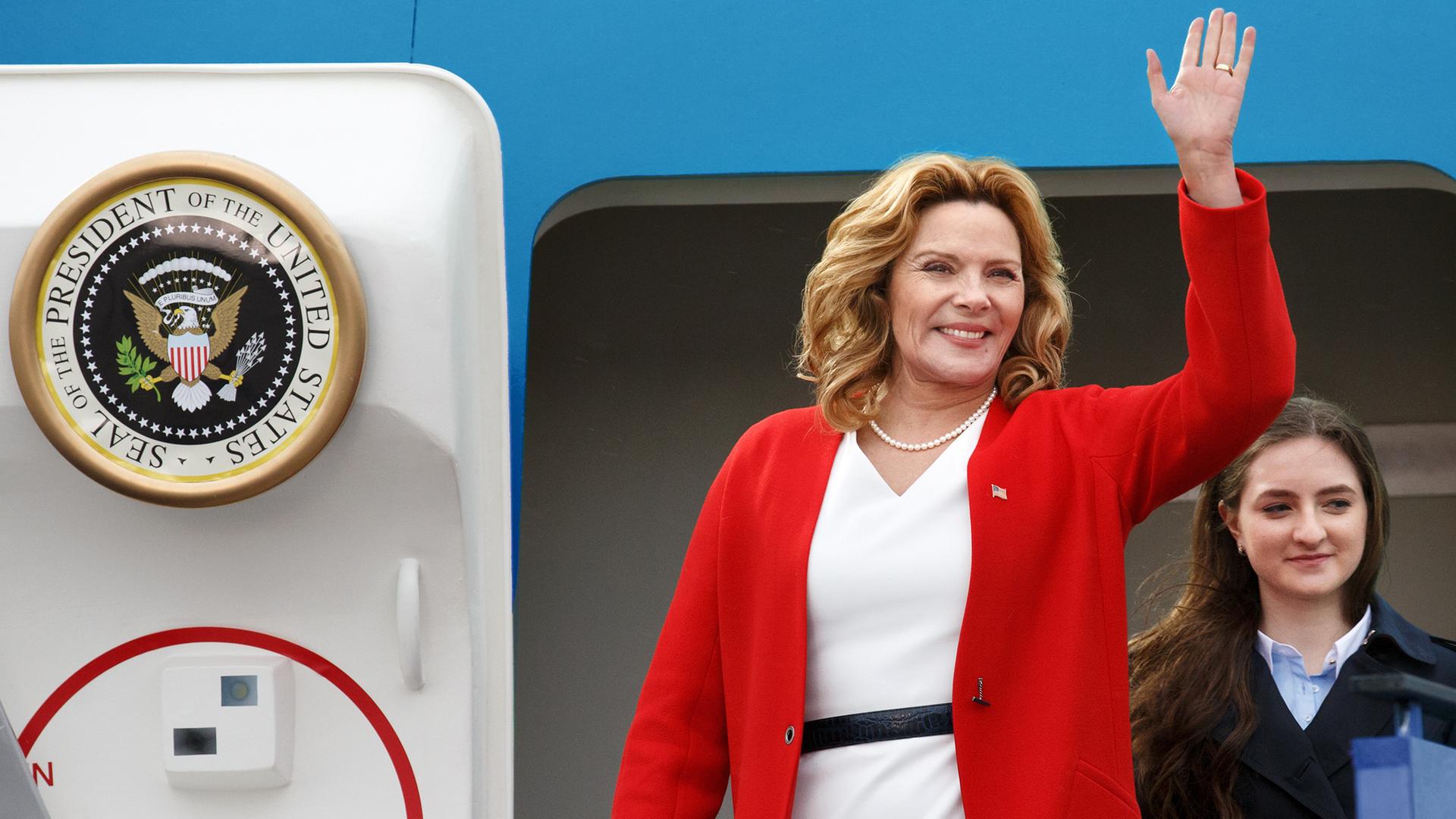 "Anne Holt: Der Mörder in uns": US-Präsidentin Helen Tyler (Kim Cattrall) steht winkend in der geöffneten Tür der Air Force One. Hinter ihr steht ihre Tochter Zoe (Emilia Poma).