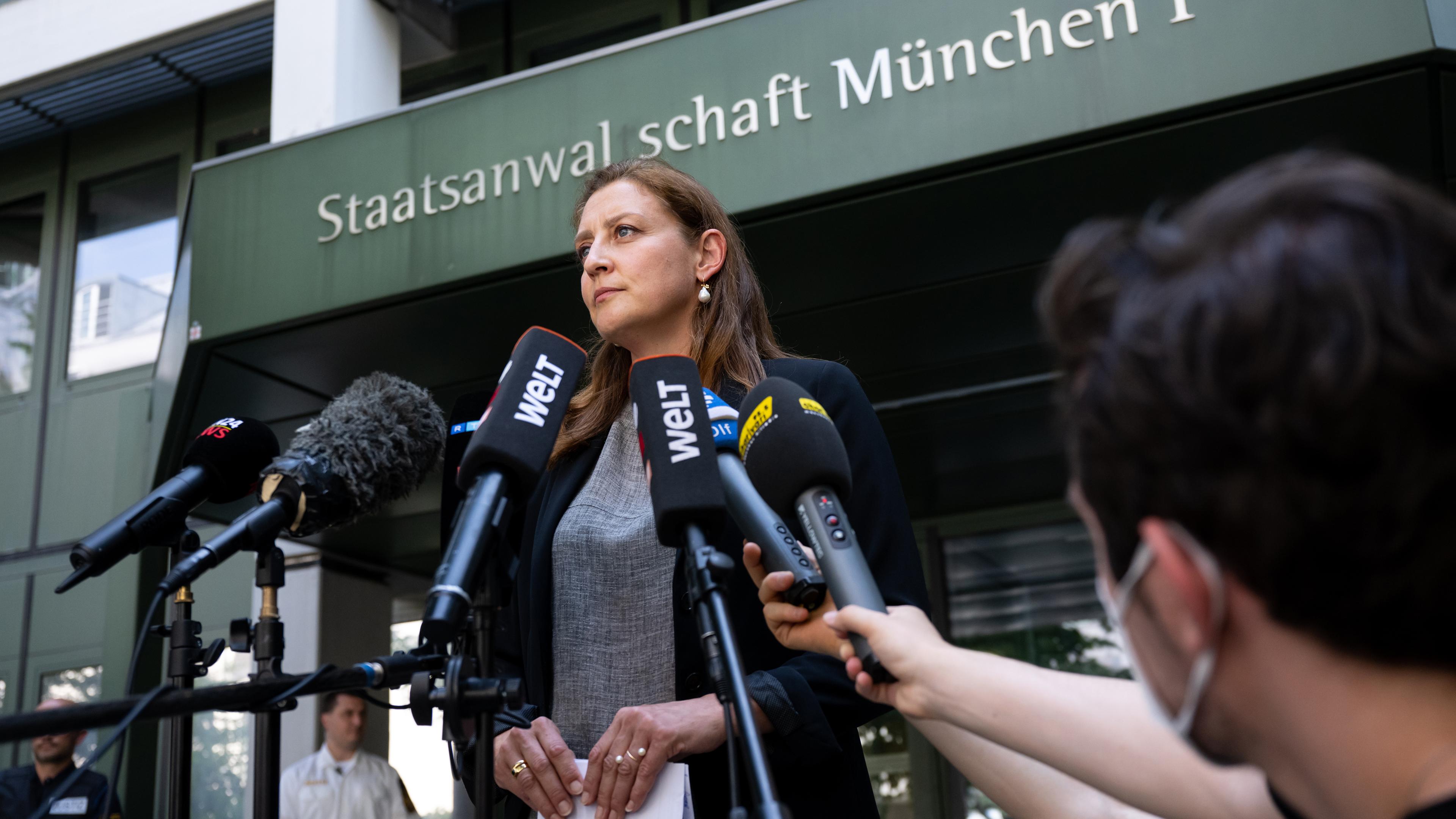 Bayern, München: Anne Leiding, Pressesprecherin der Staatsanwaltschaft München I, gibt ein Pressestatement vor der Staatsanwaltschaft ab.