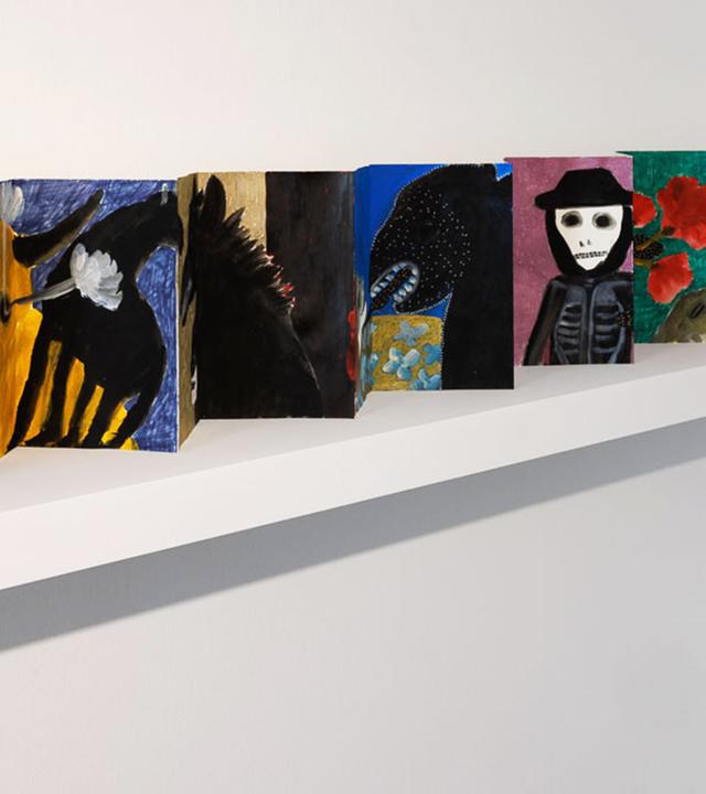 Leporello mit kleinen Gemälden von Figuren und Tieren