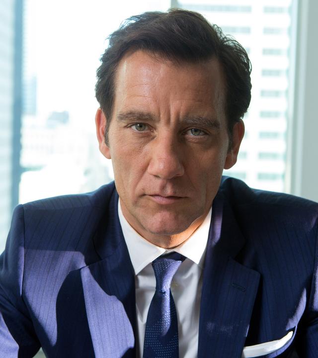 Großaufnahme von Detective Sal Frieland (Clive Owen). Er sitzt mit dem Rücken zum Fenster.
