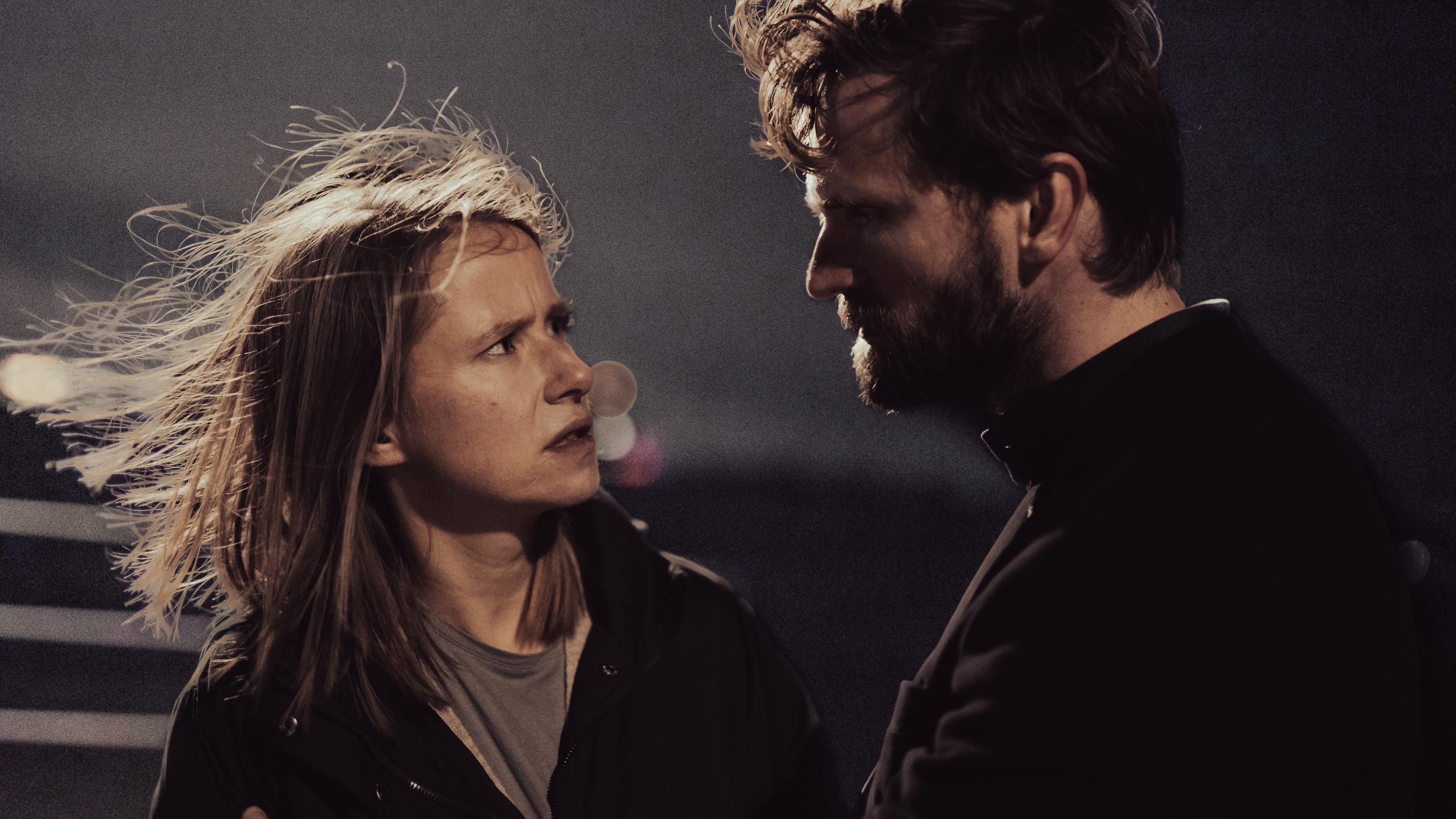 Freya (Susanne Bormann) und Malte (Ulrich Brandhoff) stehen sich gegenüber und reden.