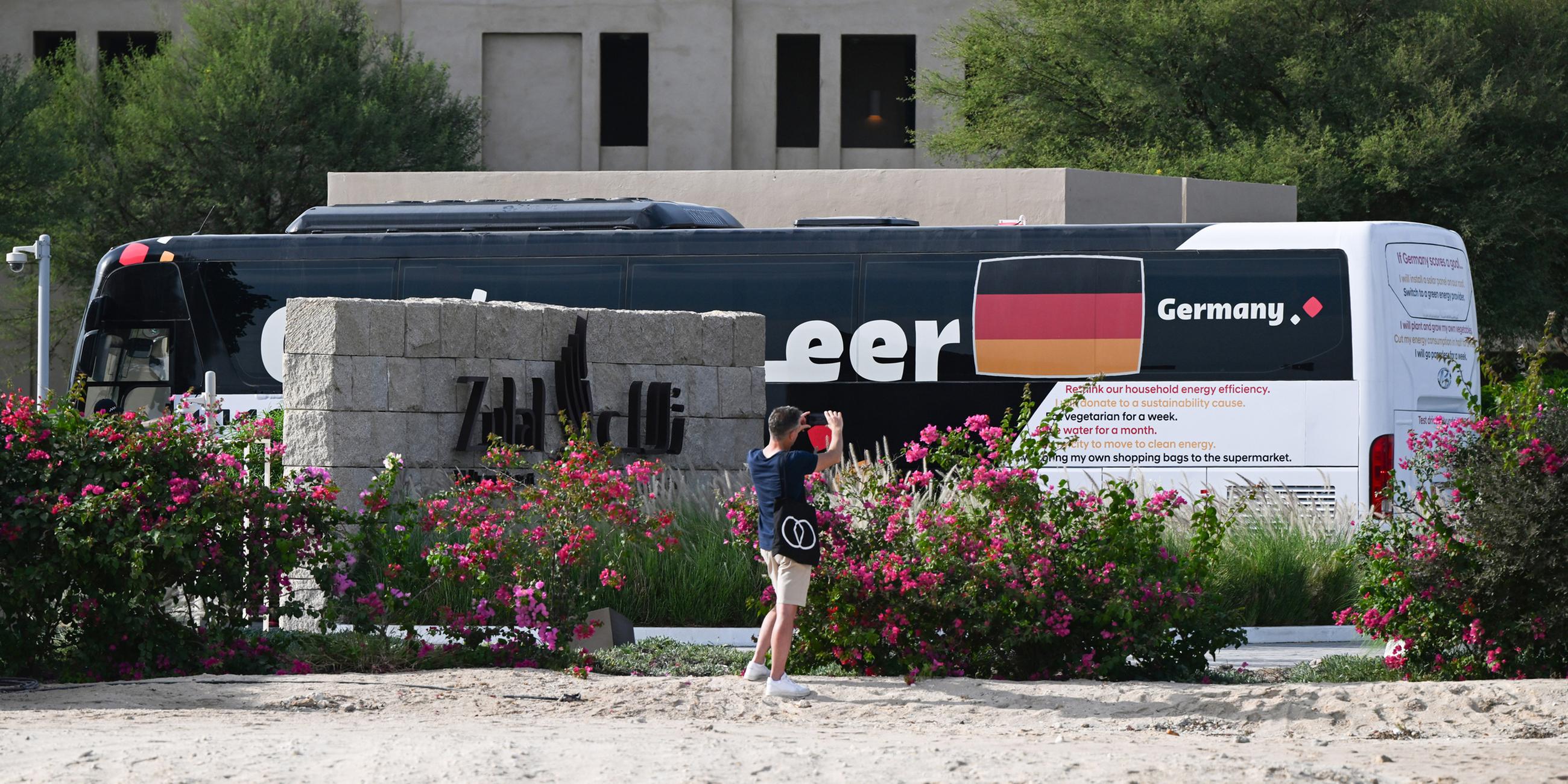 Der Bus mit der deutschen Nationalmannschaft (M) fährt in das Zulal Wellness Resort