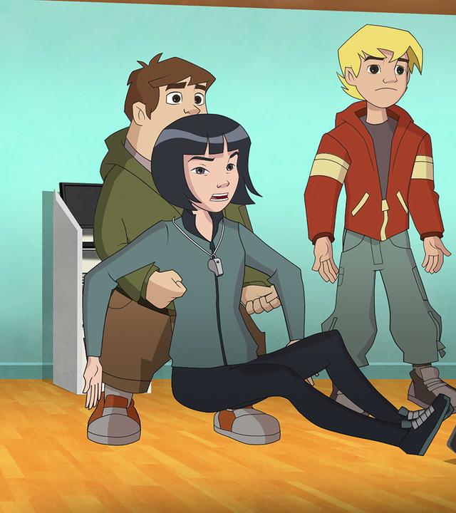 Die Freunde helfen Frau Stratmann, bevor die schwarzen Matten auf sie stürzen können.