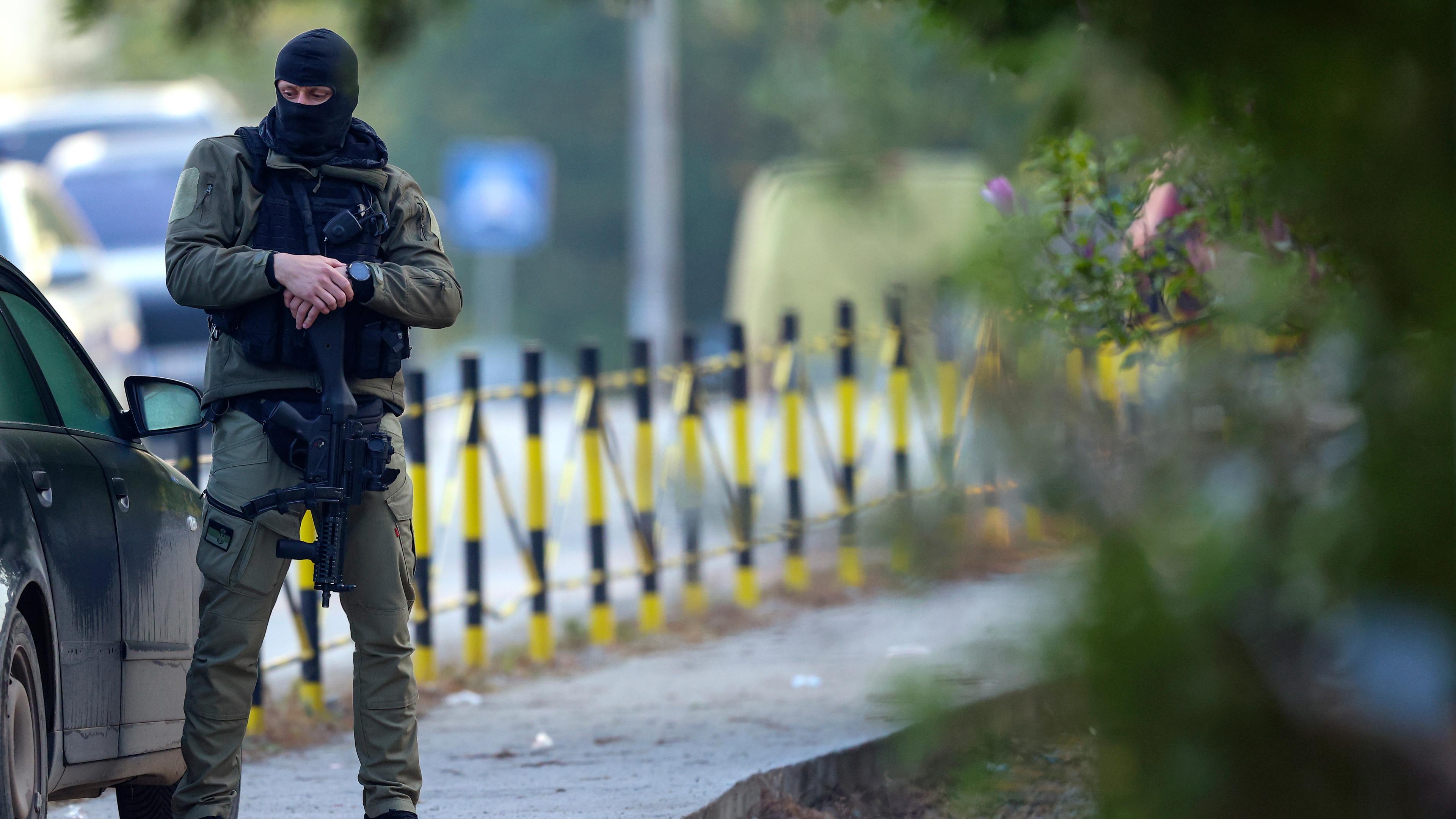 Ein Polizeibeamter steht neben dem Schauplatz eines Anschlags  in dem Dorf Dubona südöstlich von Belgrad (Serbien), aufgenommen am 5.05.2023