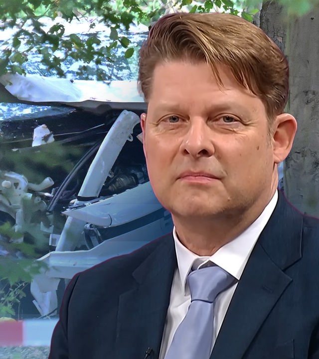 Islamwissenschaftler Guido Steinberg ist in einem Anzug zu sehen. Das Hintergrundbild ist von einem Autowrack.