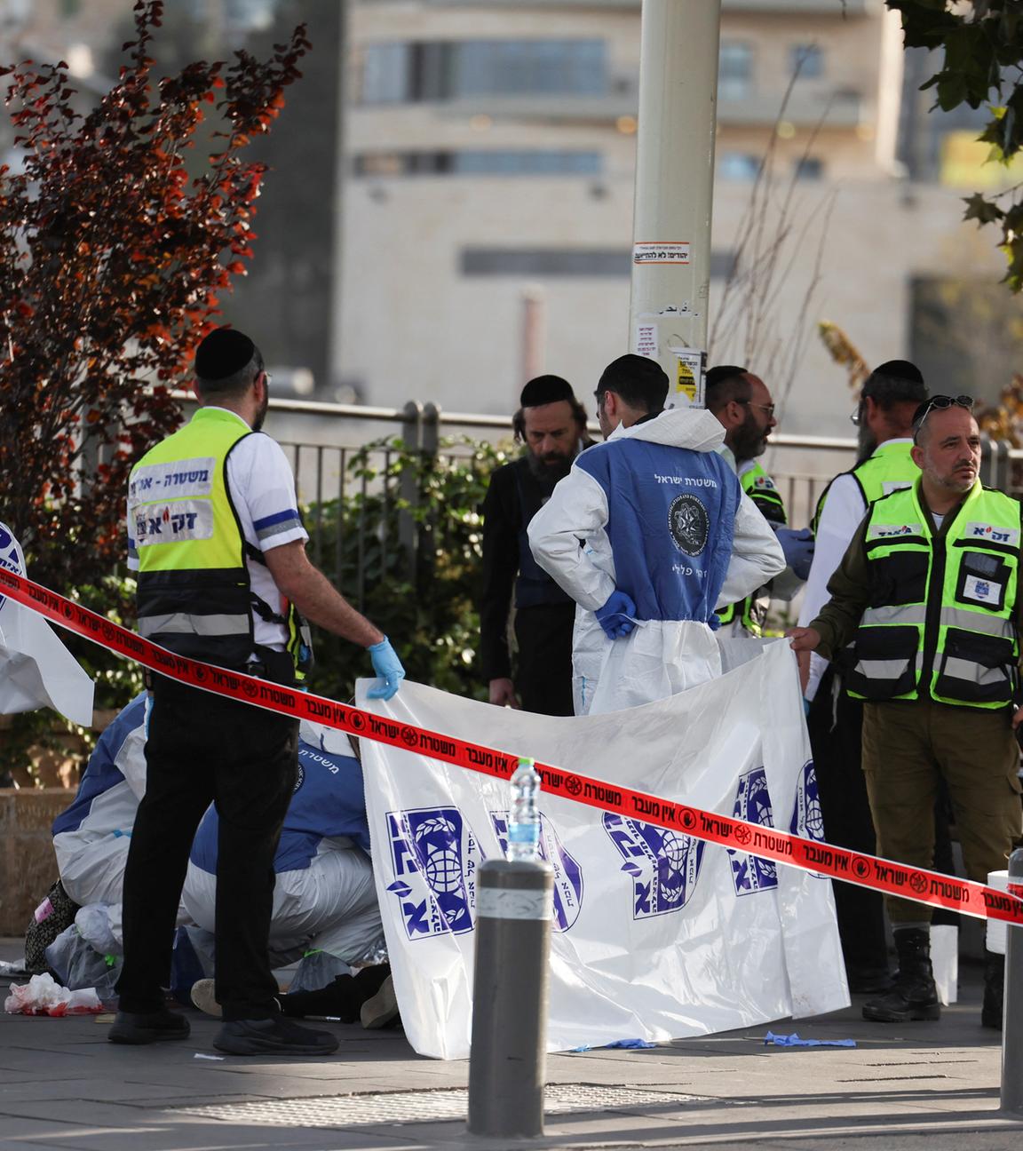 Israelische Beamte arbeiten am Ort eines gewalttätigen Vorfalls in Jerusalem am 30. 11. 2023 