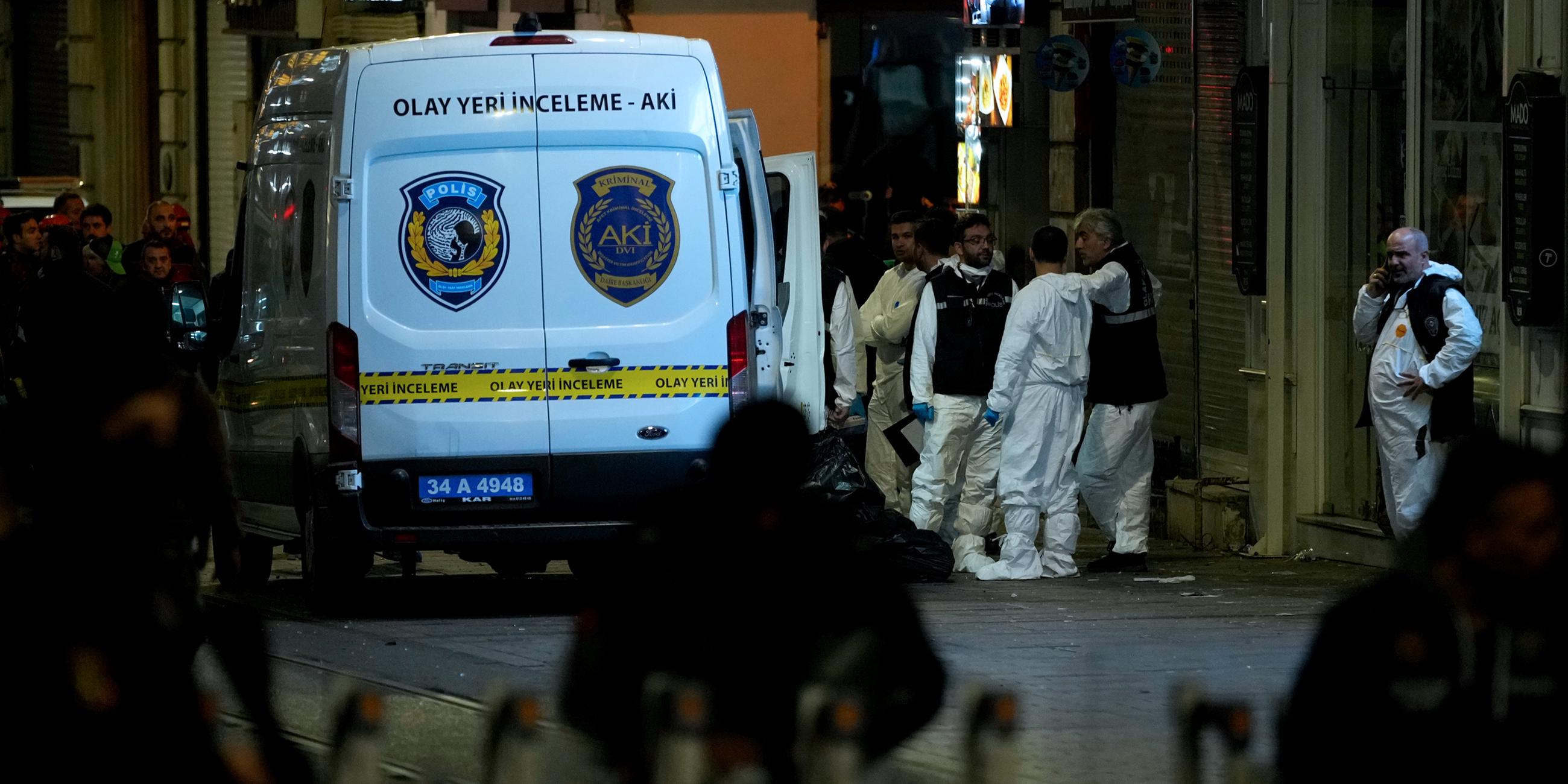 Sicherheitskräfte und Krankenwagen nach einer Explosion in Istanbul