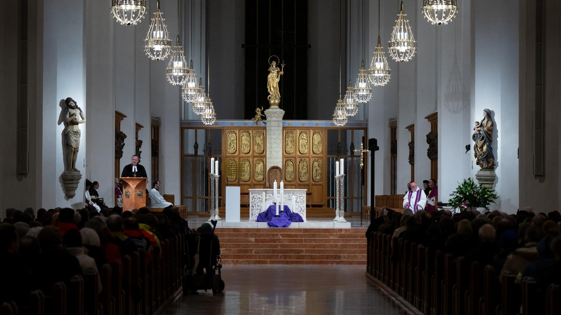 Ökumenischer Gottesdienst im Liebfrauendom mit interreligiöser Beteiligung für Betroffene, Angehörige und Einsatzkräfte des Anschlags in München