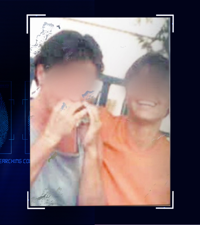 Portraitfoto von zwei Frauen. Die linke Frau isst etwas, die rechte lacht in die Kamera. Die Gesichter der beiden wurden größtenteils unkenntlich gemacht. Links daneben: Lichtschematische Darstellung eines Fingerabdrucks.