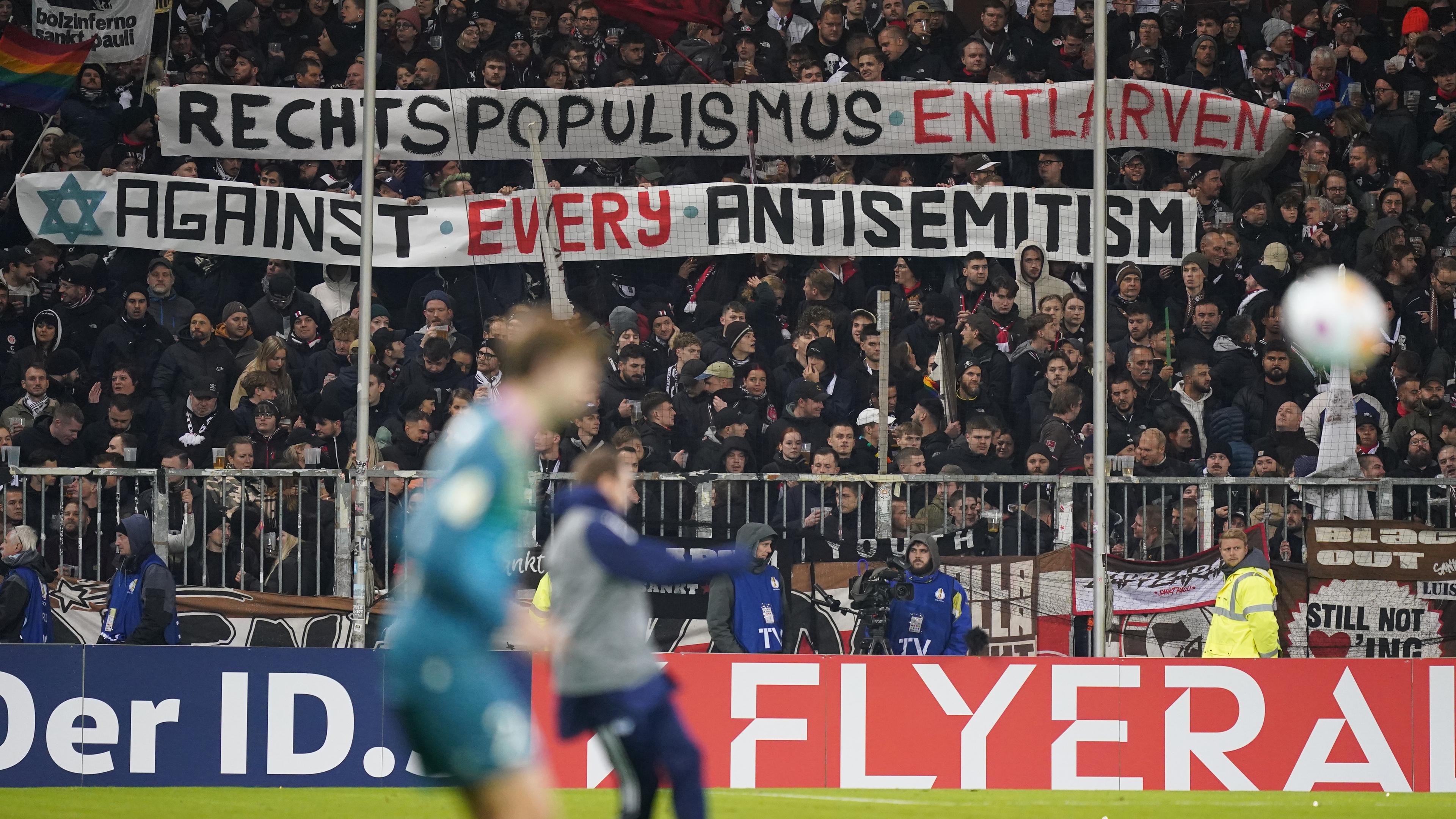 FC St. Pauli - FC Schalke 04, im Millerntor-Stadion. St. Pauli-Fans halten Banner mit der Aufschrift "Rechtspopulismus entlarven - against every antisemitism"