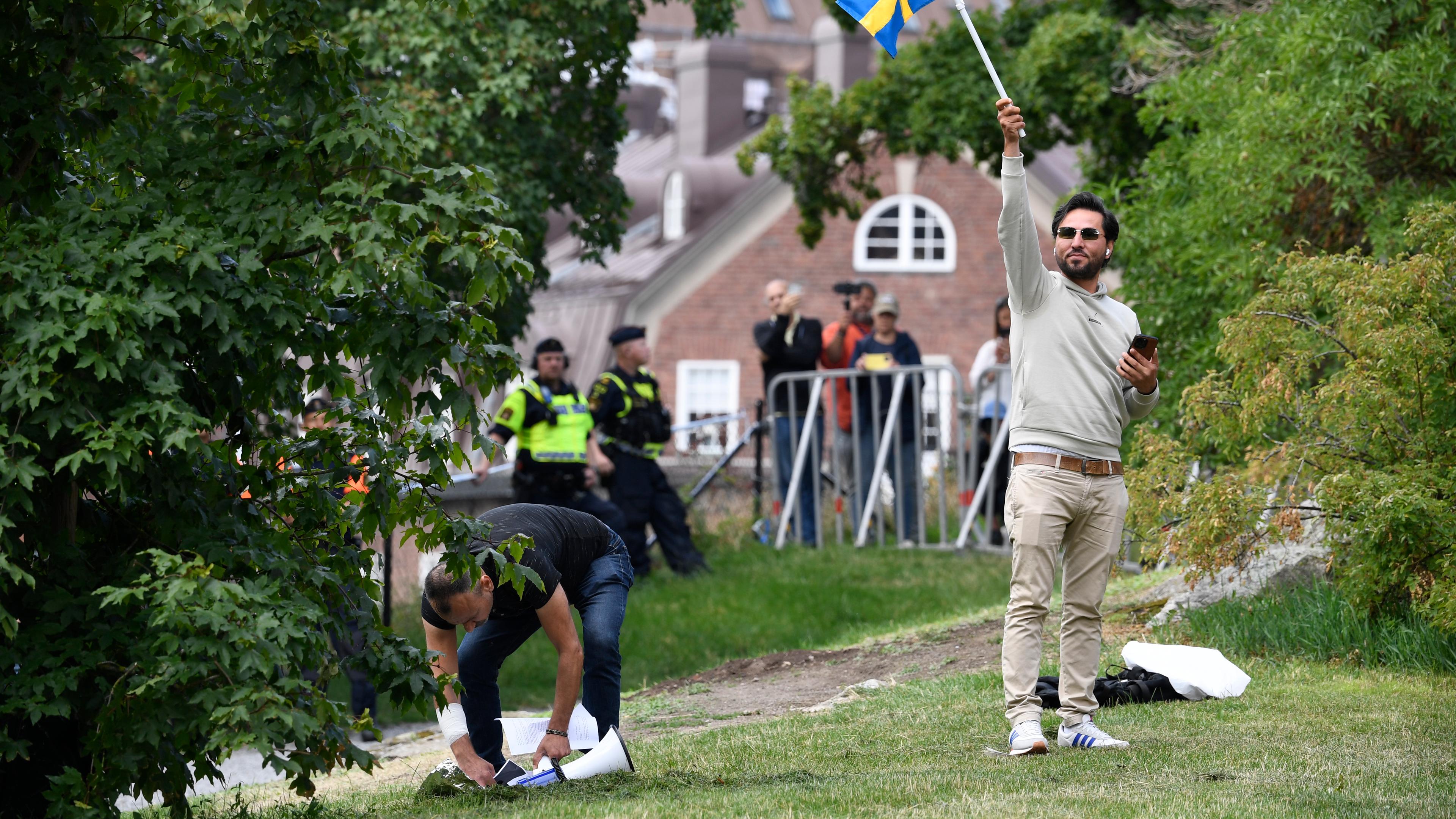 Der Exil-Iraner Salwan Momika protestiert vor der irakischen Botschaft in Stockholm und schwenkt dabei die schwedische Flagge