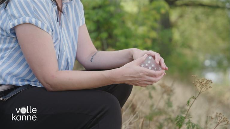 Frau mit Antidepressiva in der Hand