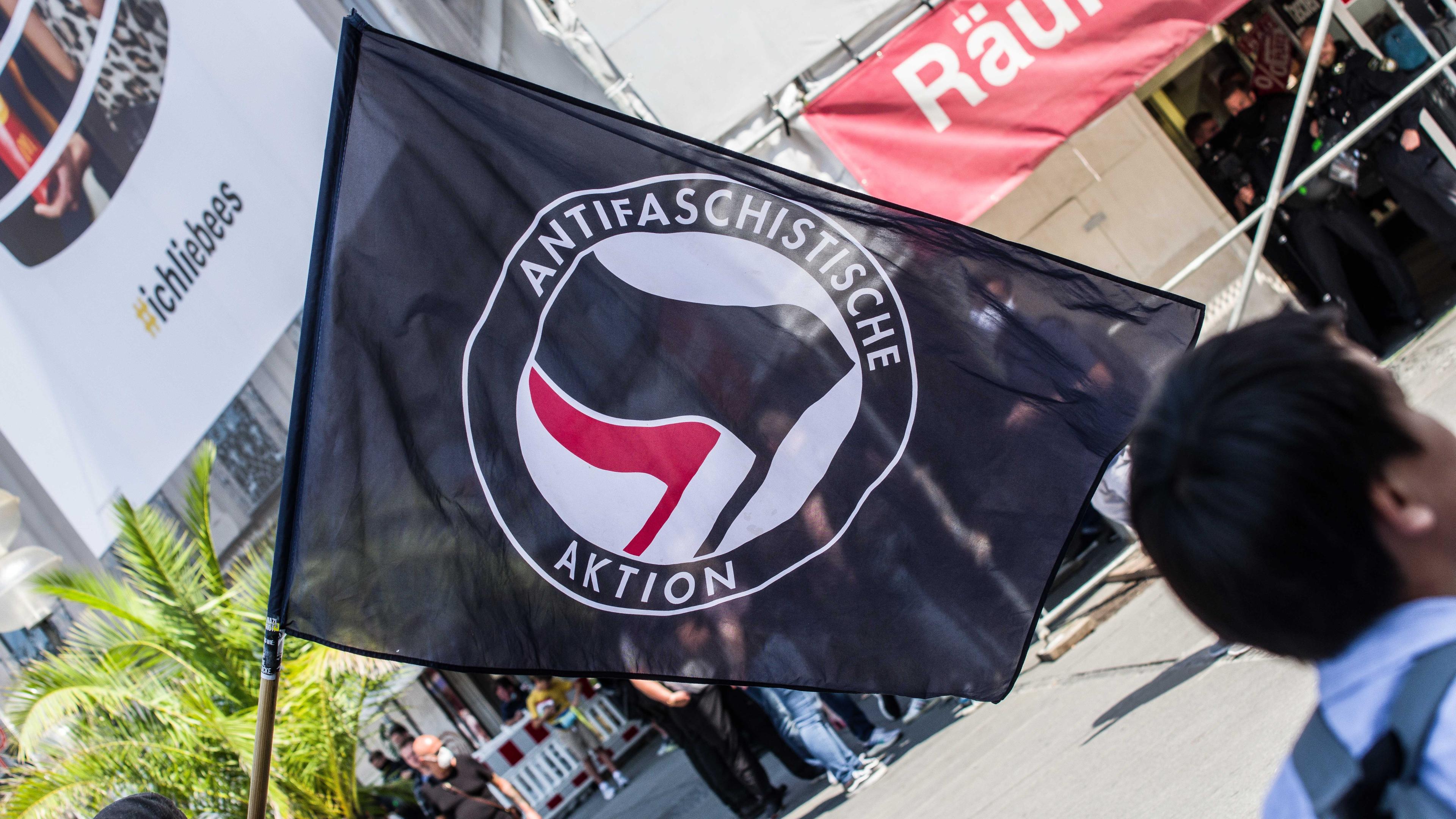 Antifa-Fahne bei einer Demo