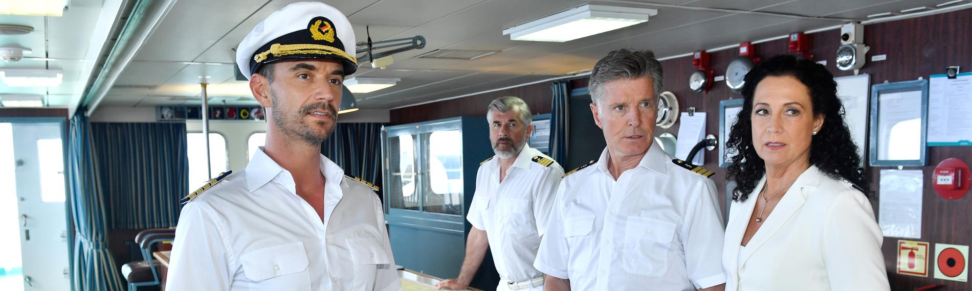 Der neue Kapitän Max Parger (Florian Silbereisen, l.) muss die eingespielte Crew mit Staff-Kapitän Martin Grimm (Daniel Morgenroth, 2. v. l.), Dr. Sander (Nick Wilder, 2. v. r.) und Hanna Liebhold (Barbara Wussow, r.) noch von sich überzeugen.