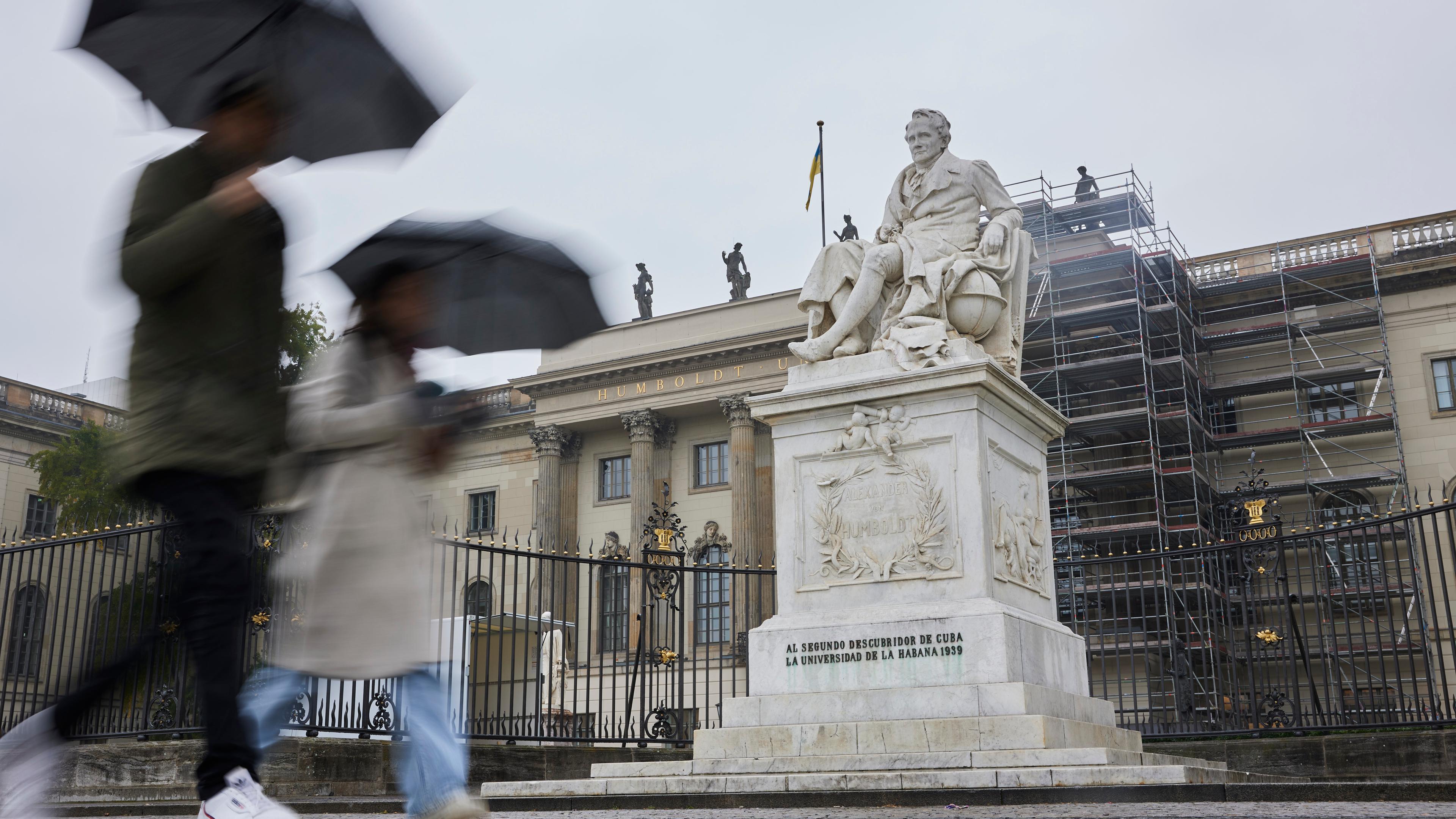 Blick auf die Skulptur von Alexander von Humboldt vor dem Hauptgebäude der Humboldt-Universität zu Berlin