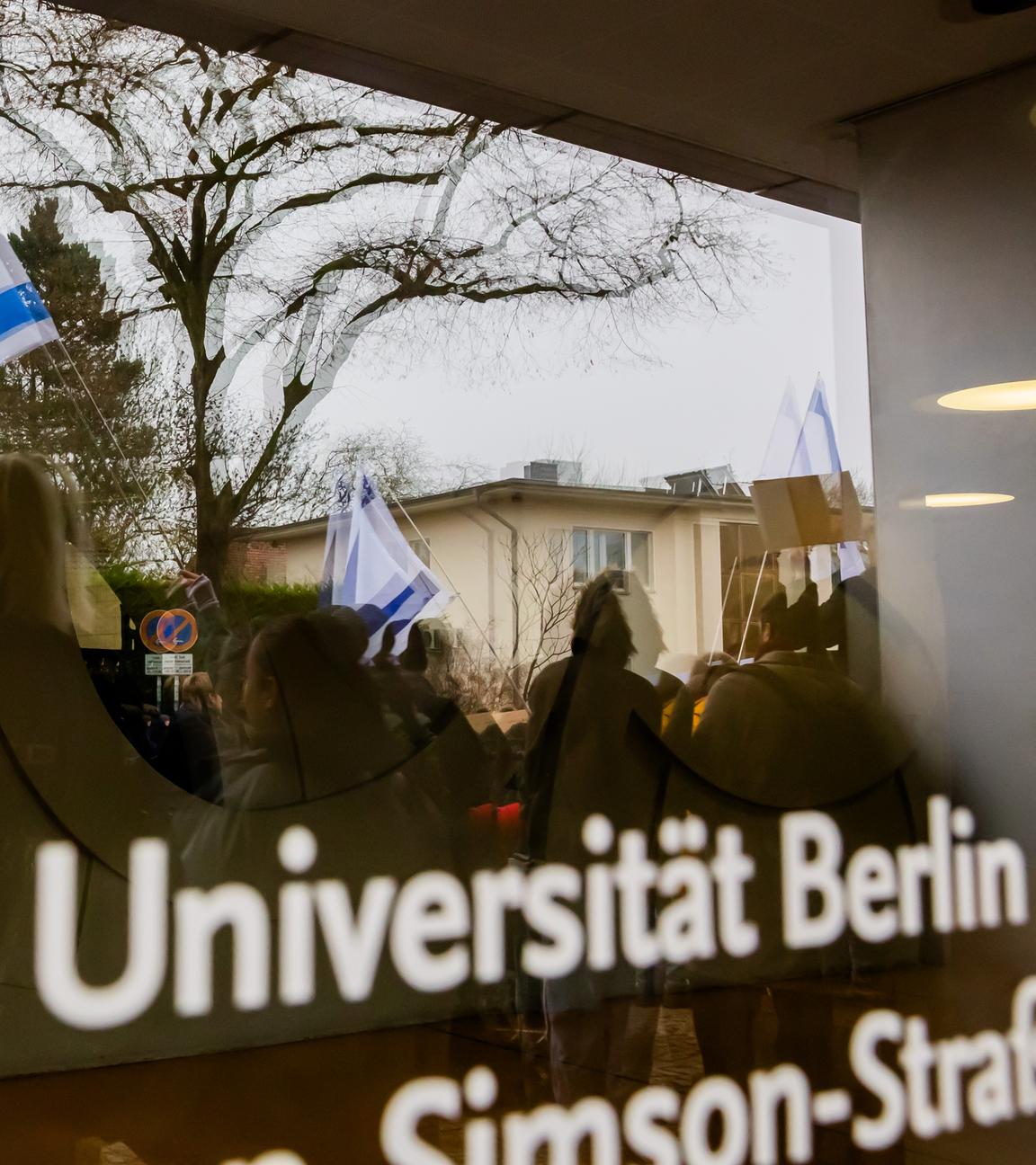 Israel-Flagge spiegelt sich in Scheibe der FU Berlin