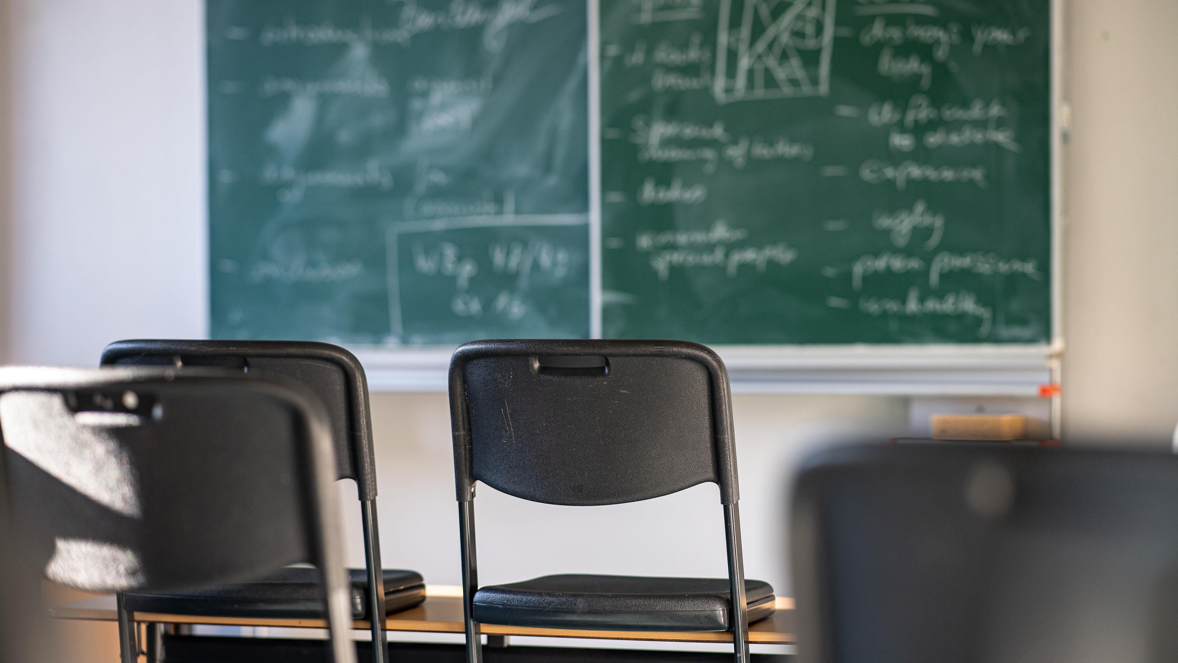 Hochgestellte Stühle in einem Klassenzimmer: In Deutschland gibt es immer wieder antisemitische Beschimfpungen und Gewalttaten gegen jüdische Schülerinnen und Schüler.