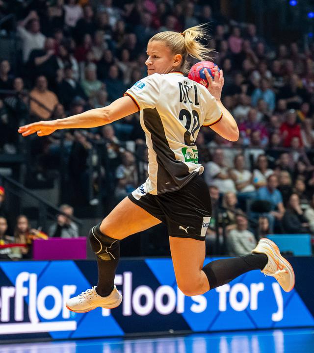 Die deutsche Handballnationalspielerin Antje Döll wirft im WM-Spiel gegen Serbien den Ball auf das gegnerische Tor
