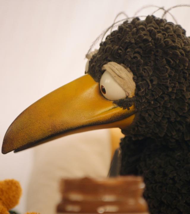 Rudi schaut auf seinen Teddy.