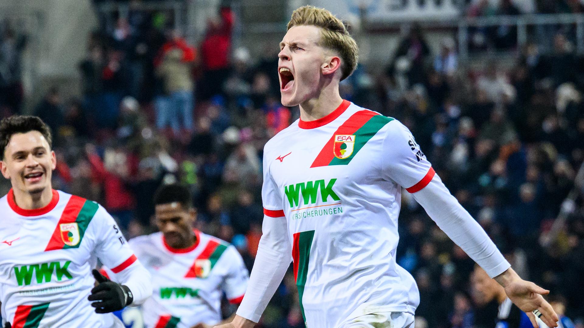 Anton Kade (FC Augsburg) jubelt nach seinem 1:0 gegen Hamburger SV.