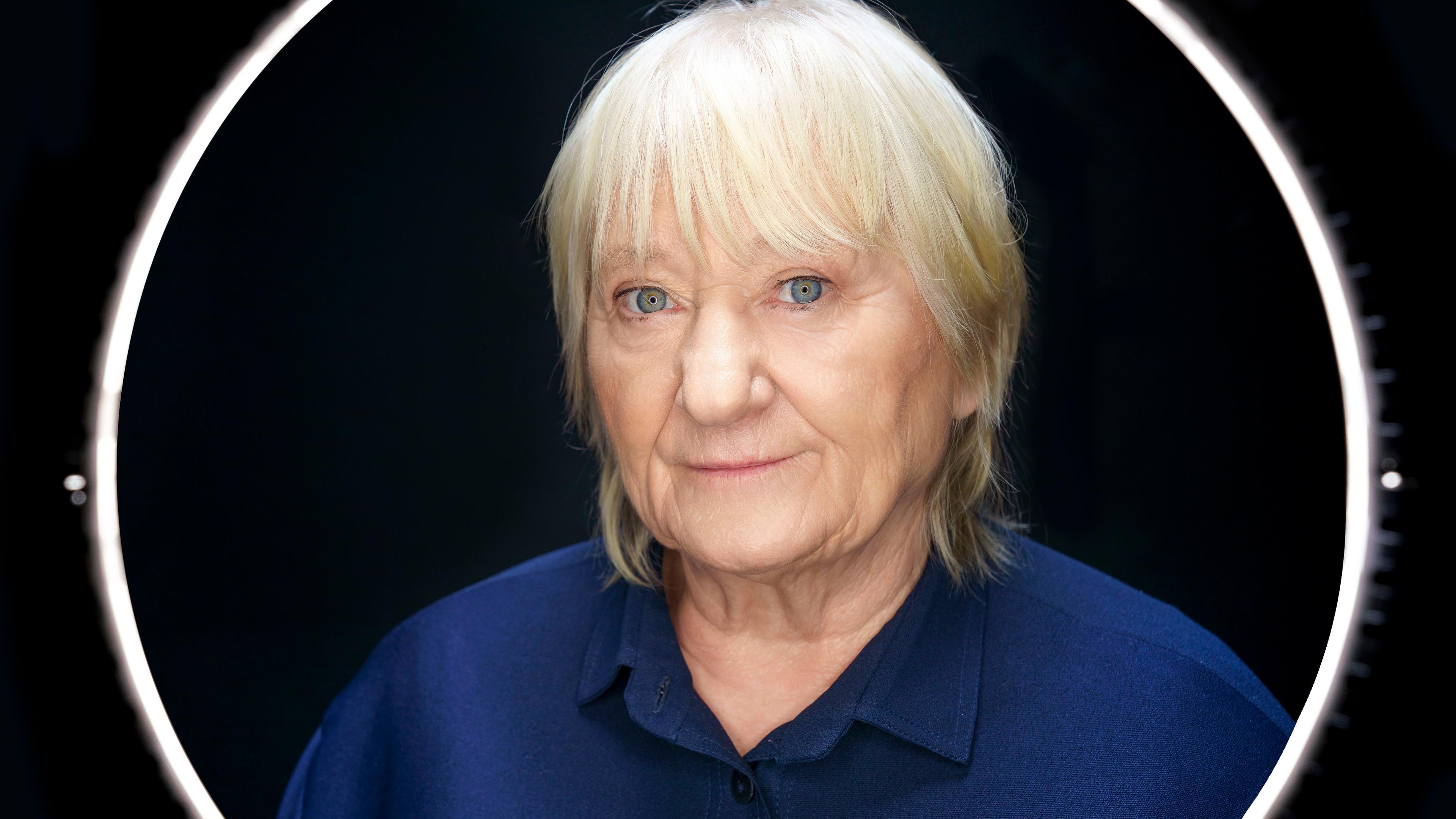 Die Schauspielerin Carmen-Maja Antoni in Großaufnahme vor schwarzem Hintergrund