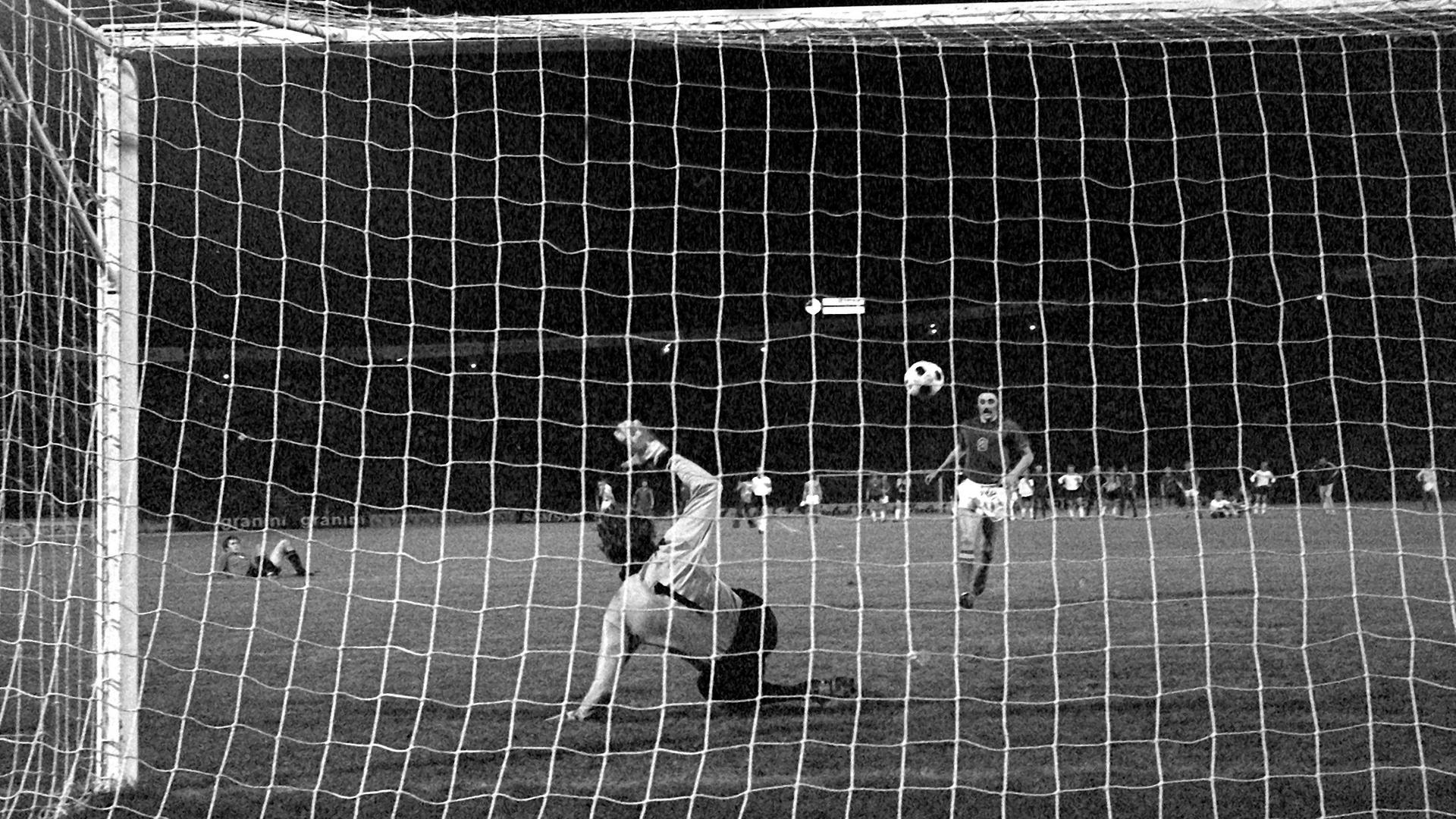 Antonin Panenka verwandelt den entscheiden Strafstoss im Finale gegen Sepp Maier, aufgenommen am 20.06.1976