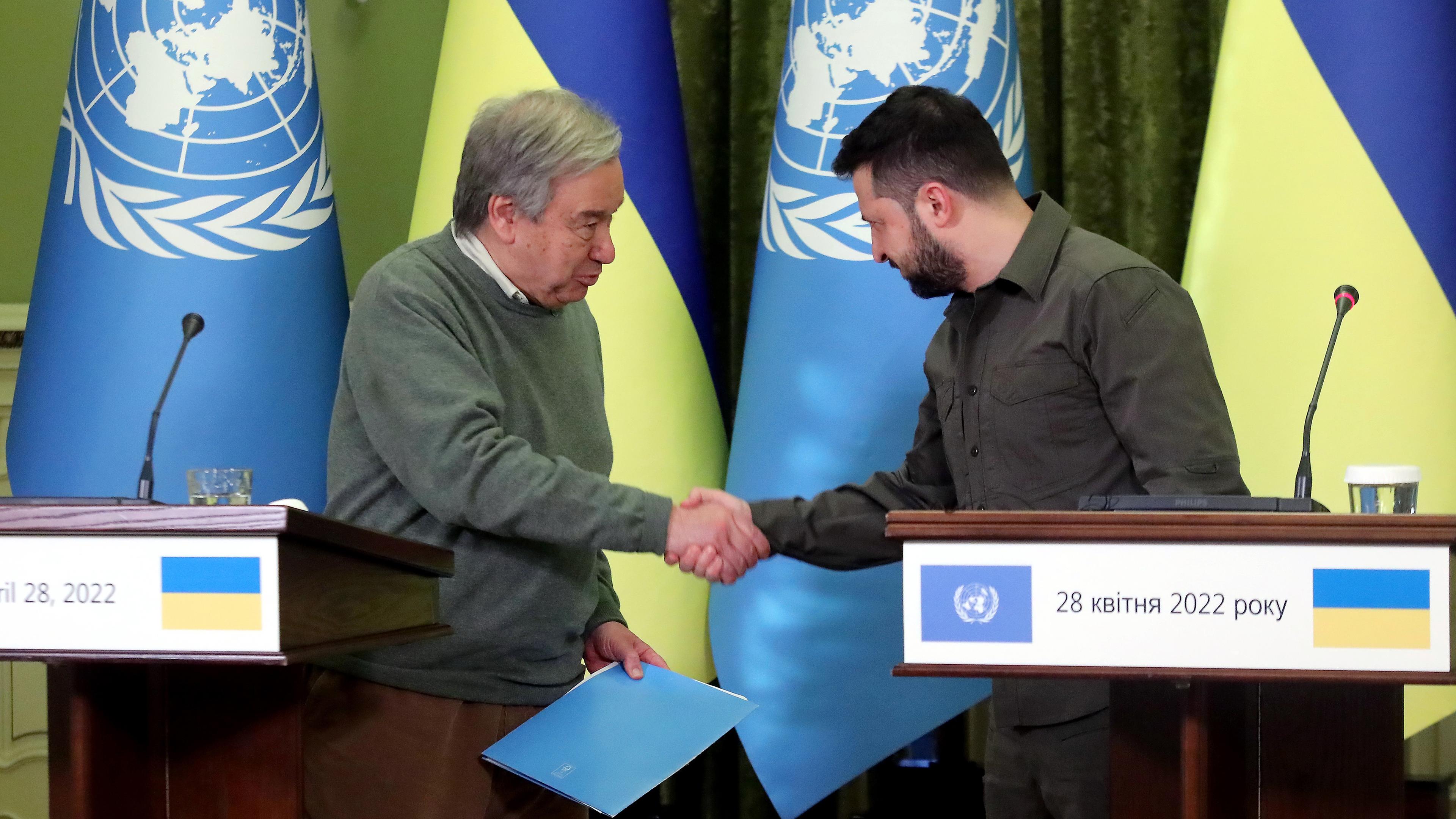 Antonio Guterres und Wolodymyr Selenskyj , aufgenommen am 28.04.2022 in Kiew (Ukraine)