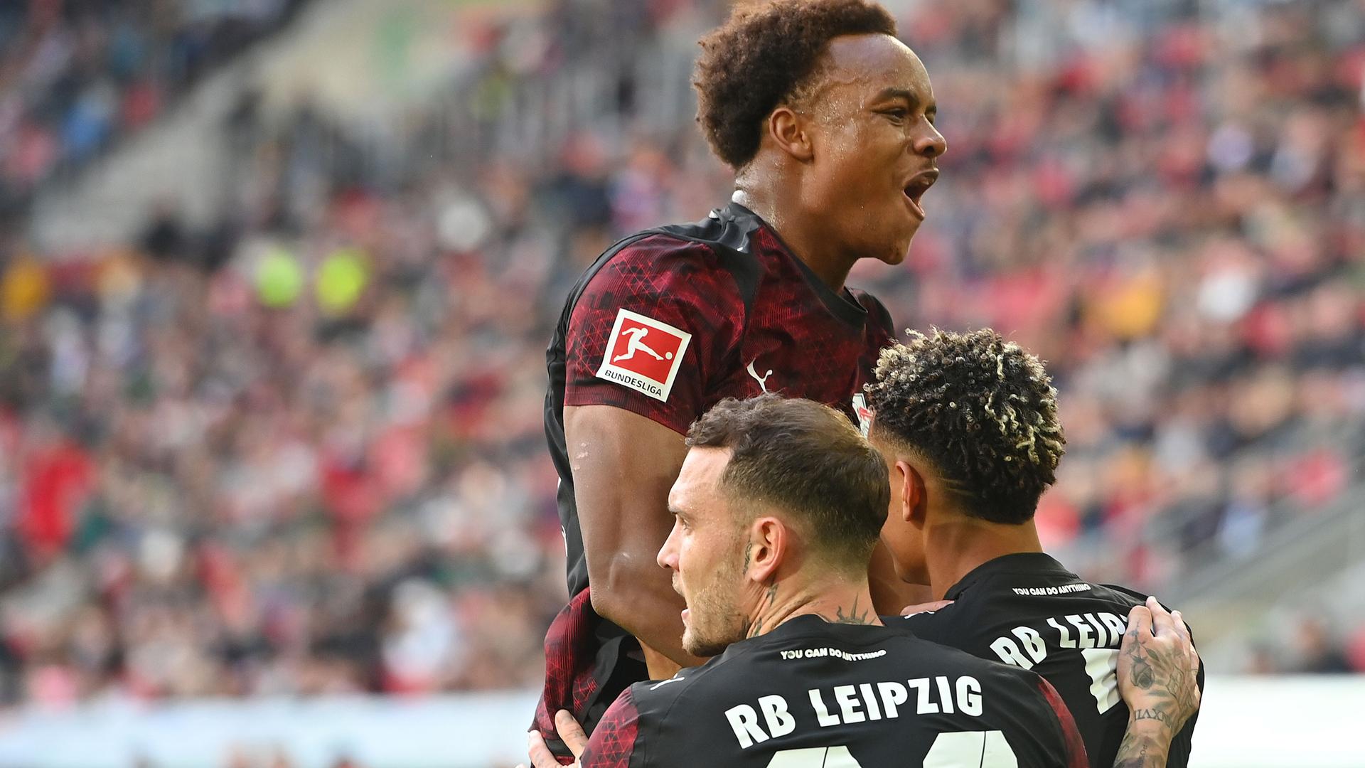 Antonio Nusa (Leipzig) jubelt nach dem 3:0-Tor mit David Raum und Assan Quedraogo.