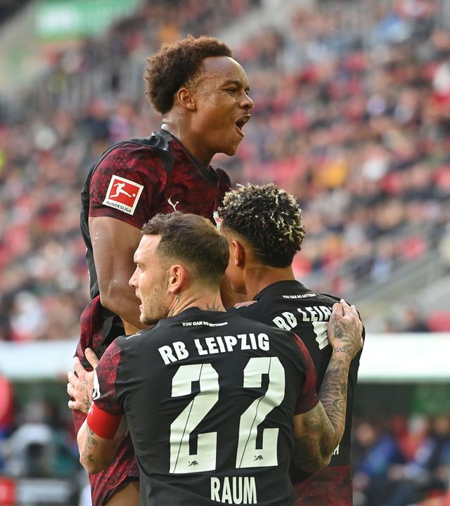 Antonio Nusa (Leipzig) jubelt nach dem 3:0-Tor mit David Raum und Assan Quedraogo.