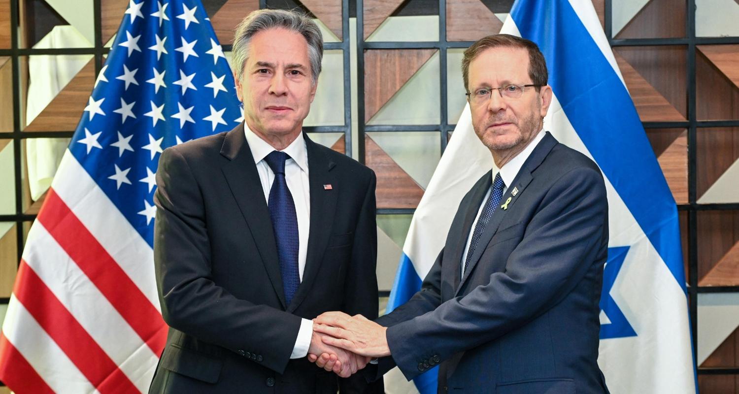 Israel, Tel Aviv: Israels Staatspräsident Isaac Herzog (R) trifft US-Außenminister Antony Blinken in Tel Aviv.