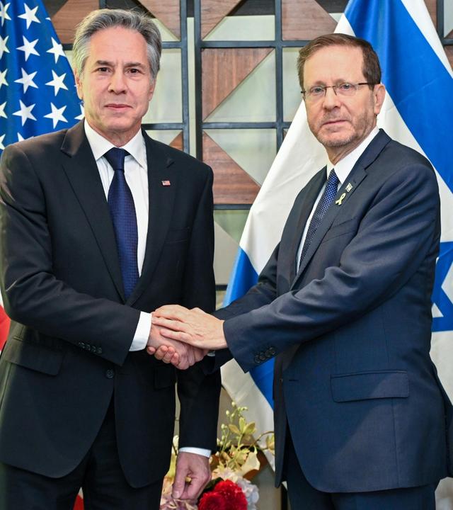 Israel, Tel Aviv: Israels Staatspräsident Isaac Herzog (R) trifft US-Außenminister Antony Blinken in Tel Aviv.