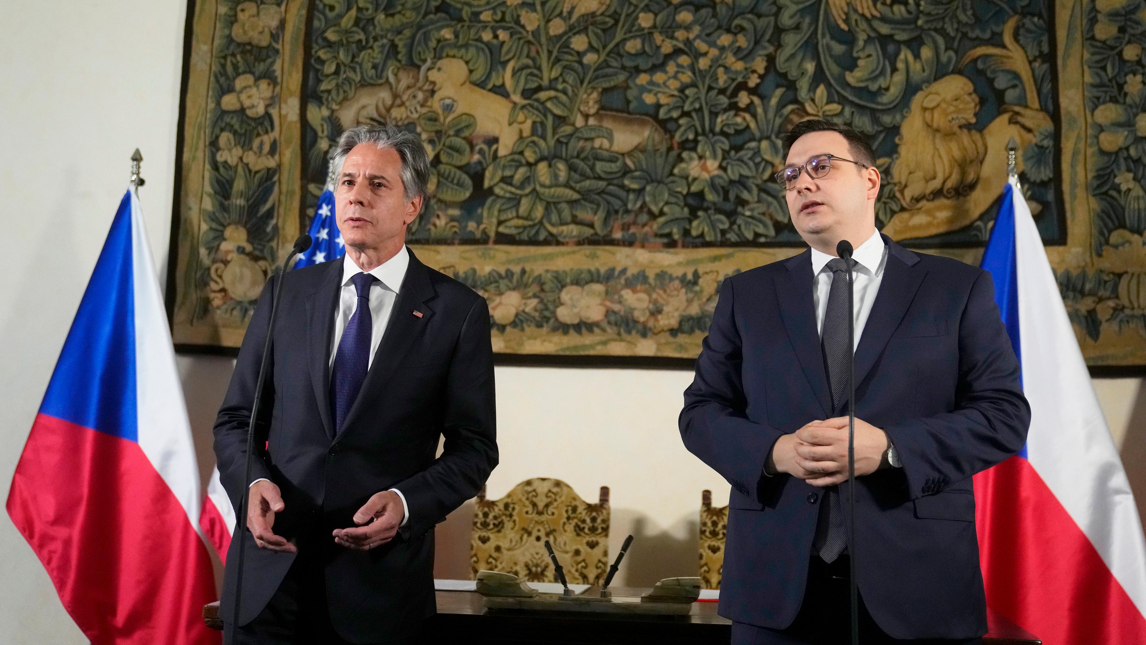 US-Außenminister Antony Blinken und der tschechische Außenminister Jan Lipavsky (rechts) sprechen nach ihrem Treffen im Czernin-Palast in Prag