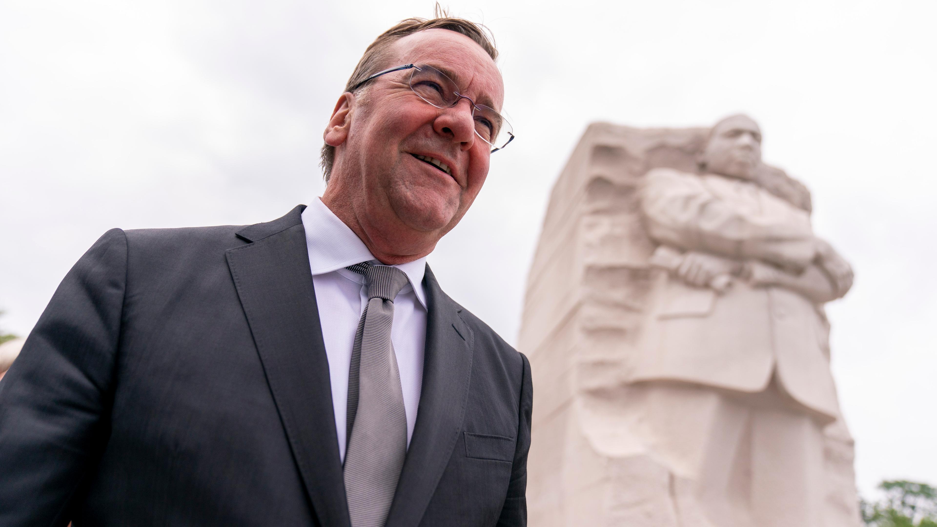 Der deutsche Bundesverteidigungsminsiter Pistoirus besucht das Martin LUther King Jr. Denkmal in Washington
