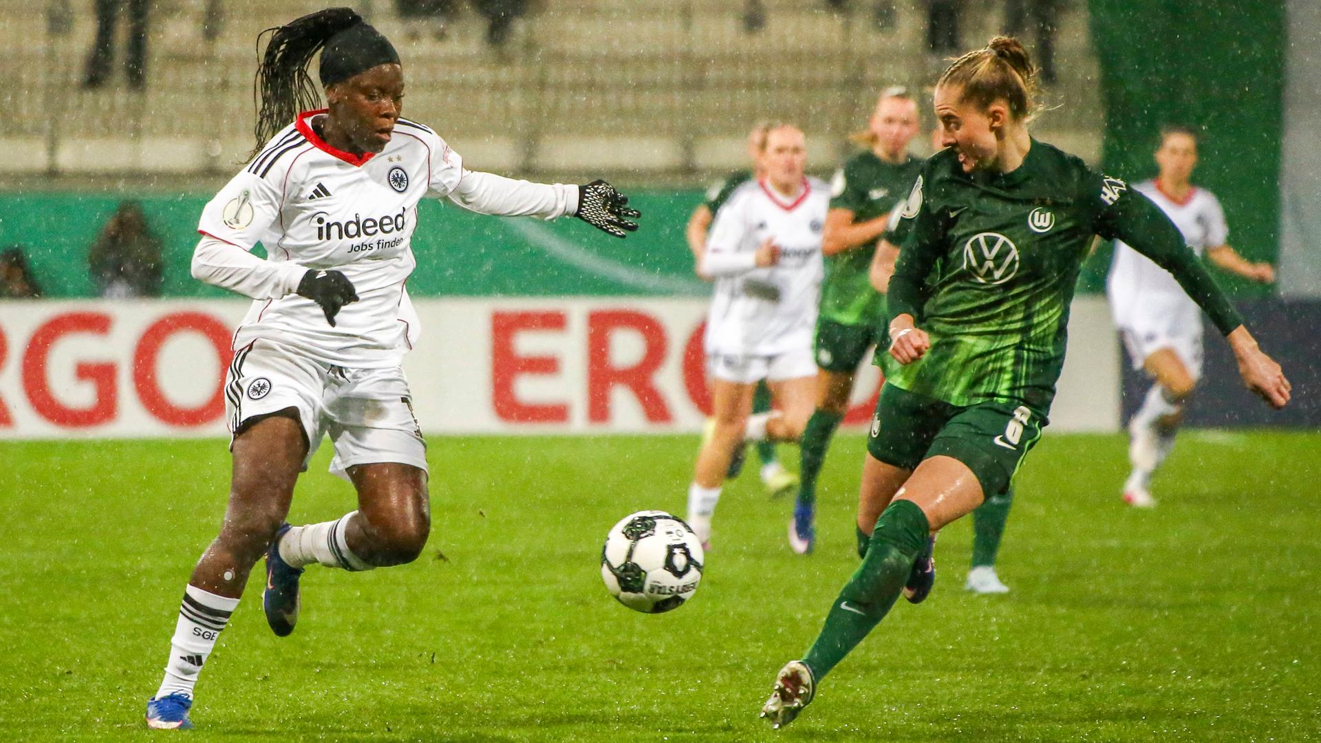 Frankfurts Stürmering Nicole Anyomi versucht im Zweikampf mit Wolfsburgs Abwehrspielerin Janina Minge den Ball zu behaupten