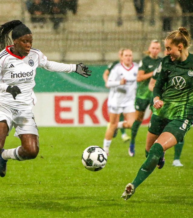 Frankfurts Stürmering Nicole Anyomi versucht im Zweikampf mit Wolfsburgs Abwehrspielerin Janina Minge den Ball zu behaupten