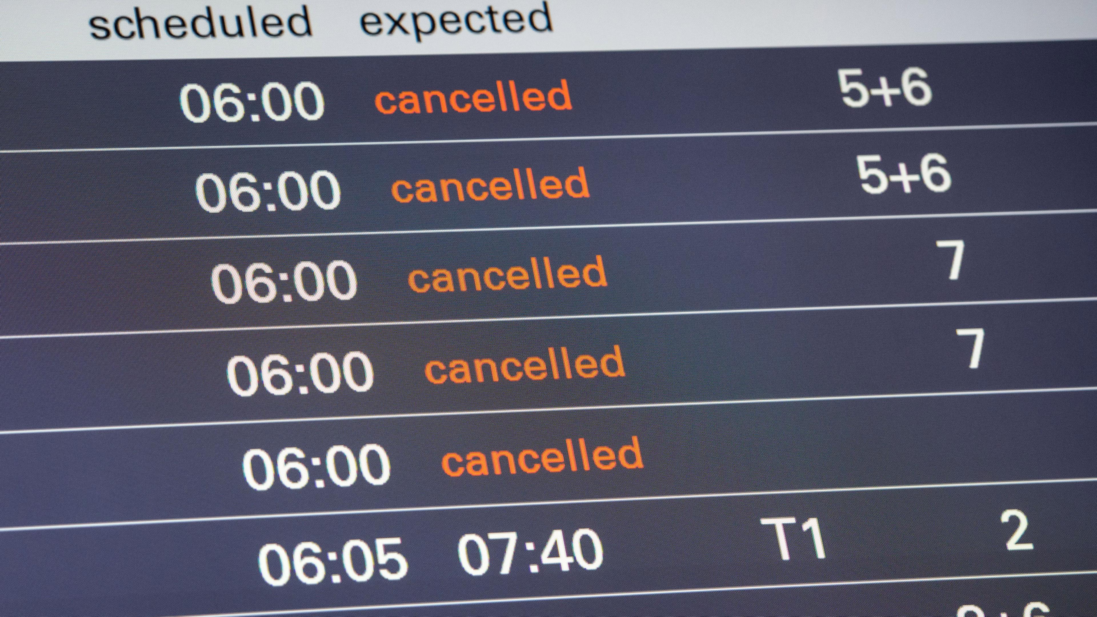 Eine Anzeige zeigt im Helmut-Schmidt-Airport die ersten Flüge des Tages als "cancelled" an. 