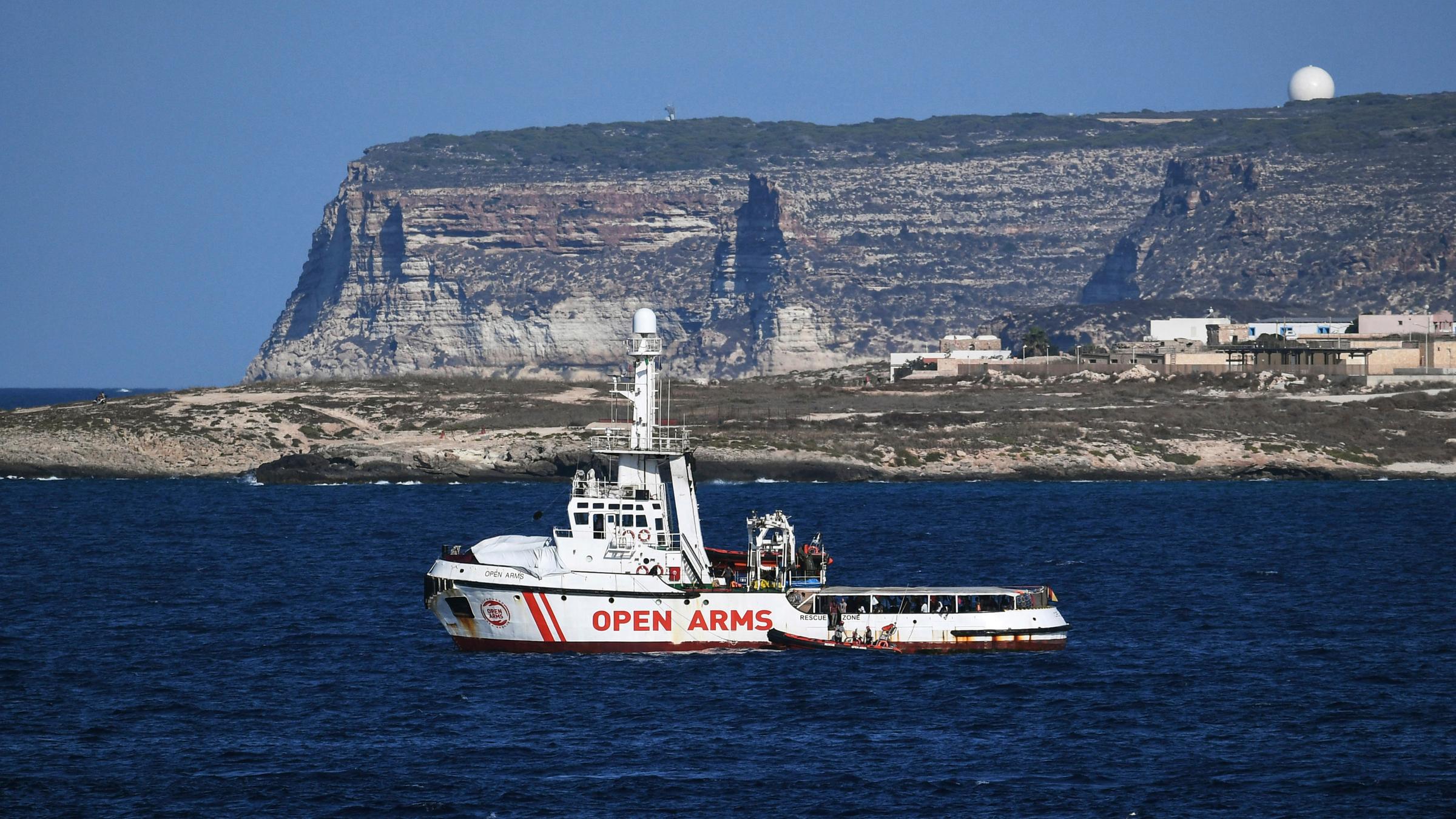 Das Rettungsschiff "Open Arms" vor der sizilianischen Insel Lampedusa am 19. August 2019. Lampedusa, Italien