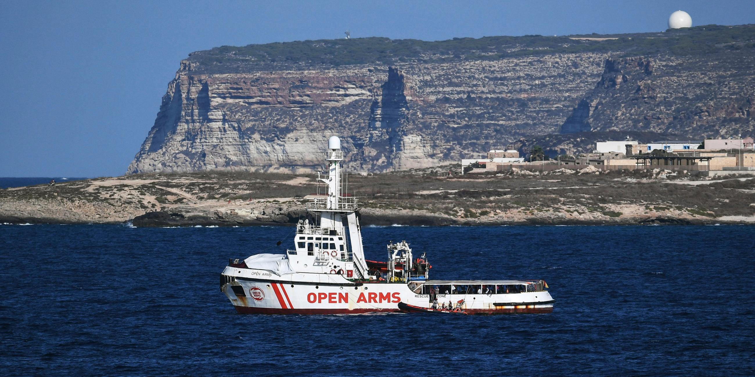 Das Rettungsschiff "Open Arms" vor der sizilianischen Insel Lampedusa am 19. August 2019. Lampedusa, Italien