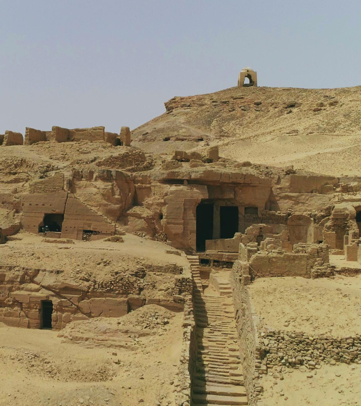 "Apokalypse Ägypten - Das Massengrab der Krieger": Qubbet el-Hawa: Seitenaufnahme eines Hügels mit Grabkammern.
